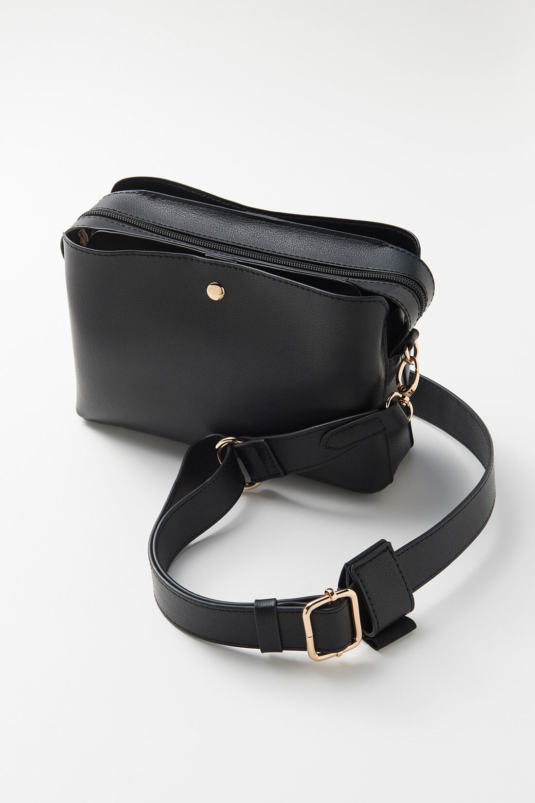 フェリシモギフトショップ|ninaru×フェリシモMama　抱っこひもと一緒に持てる　マザーズショルダーバッグ|合皮を使いながらも軽量になるような素材を選びました。