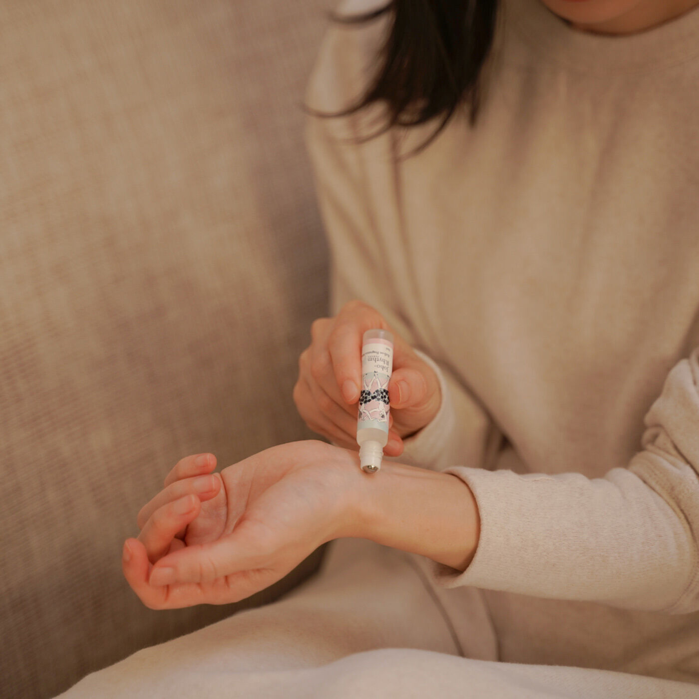 フェリシモギフトショップ|gokigen Lab.　ジョホリズム　ロールオンフレグランス　ミント|手首や耳の後ろなどに塗って使用します。使い始めにロールが回りにくいときは、指で軽く回してから使用してください。