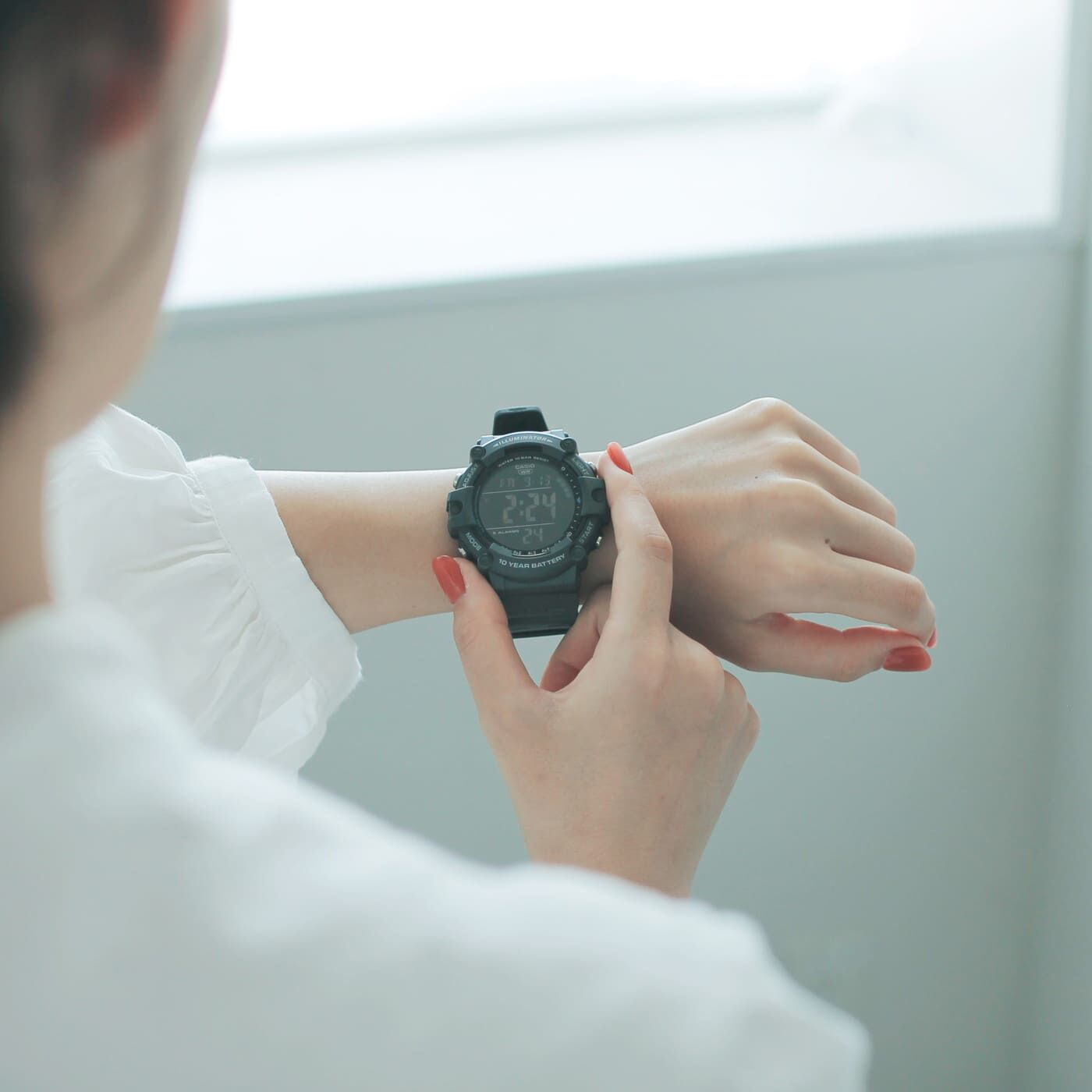 フェリシモギフトショップ|このごろ meets CASIO 推しカシ　ウォータープルーフボーイ〈AE-1500WH-8BJF〉|重さは約57g。サイズ感のわりに軽やかな着け心地　※規格上の数値のため、実際の製品の数値とは異なる場合があります。参考値としてご参照ください