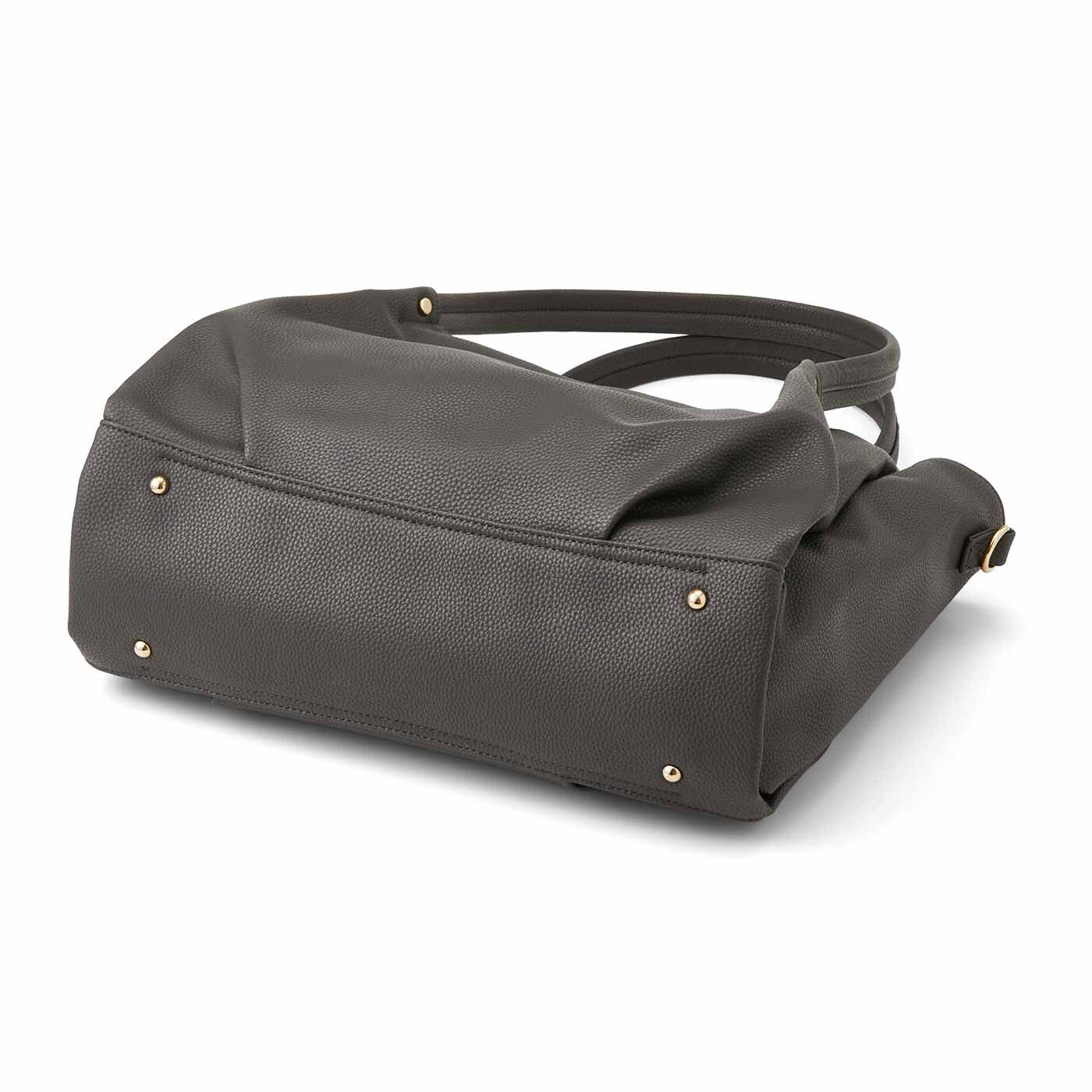 フェリシモギフトショップ|ラミプリュス　たっぷり入って持ち歩き軽やか　パソコンポケットがある　7つ星ショルダーバッグ〈チャコール〉|底びょう付きで汚れにくい。
