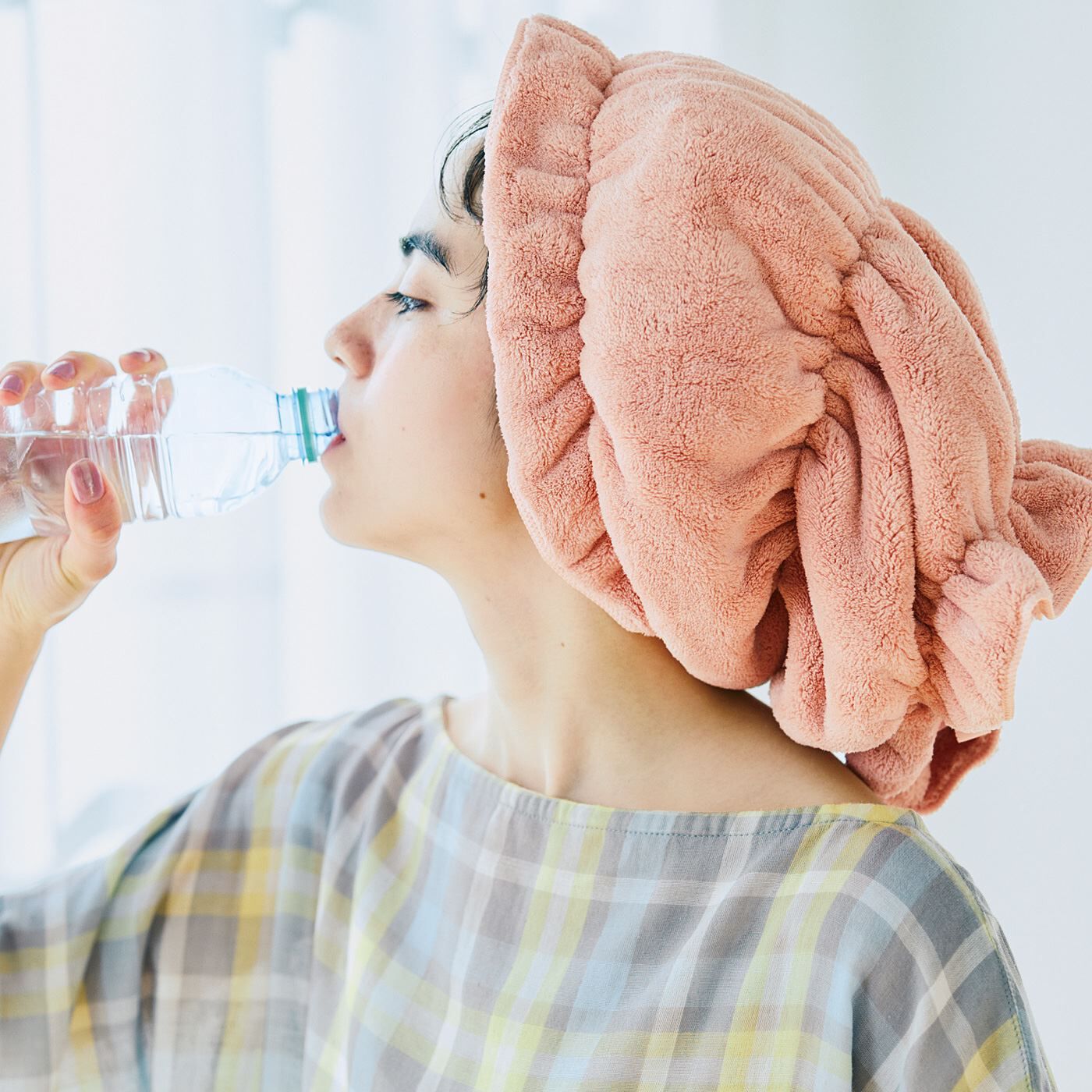 フェリシモギフトショップ|しっかり吸水！ 巻くだけピタッ！　ロングヘアドライタオル〈ピンク〉|ゴムと生地摩擦で、上を向いてもほどけにくい。