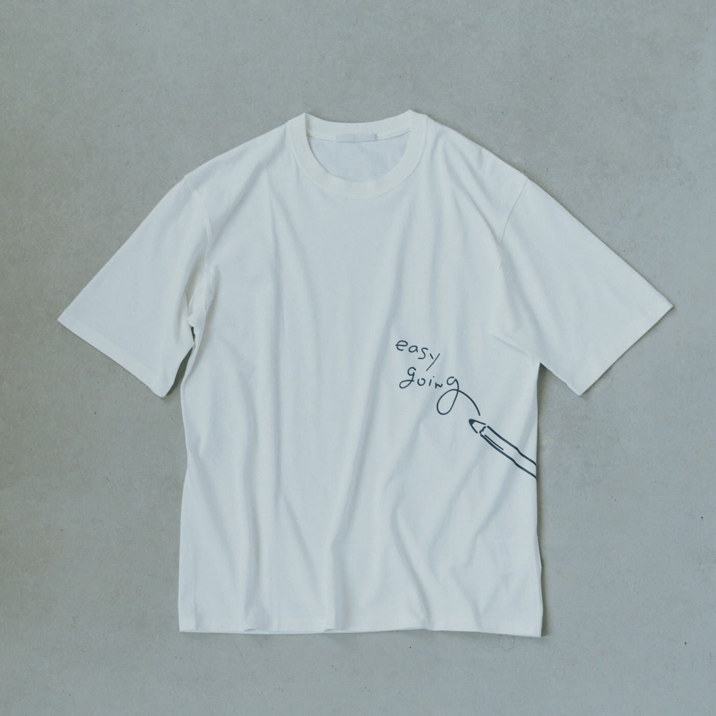 フェリシモギフトショップ|HATSKI for このごろ　おおらかにいこうTシャツ|「おおらかさ」を意味するロゴが軽やかに描かれたプリントデザイン。イラストレーターのハヤカワオトさんに描きおろしていただきました。