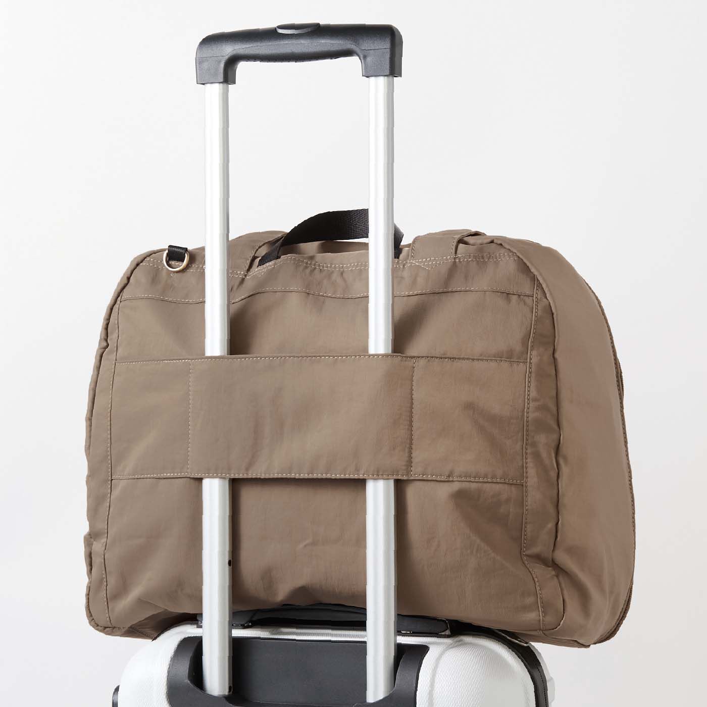 フェリシモギフトショップ|el:ment　旅先でも整とんできる やわらかキャリーオントラベルボストン〈アマイロ〉|裏側にはキャリーバッグなどの持ち手に固定できるスリーブ付き。