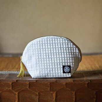 フェリシモギフトショップ | 西陣織具足ポーチ〈銀溜白糸威具足〉