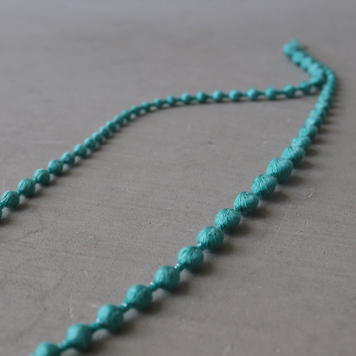 フェリシモギフトショップ|群馬の刺繍工房が作った　誕生石色の刺繍珠ネックレス〈エメラルドグリーン色・5月生まれ〉[日本製]