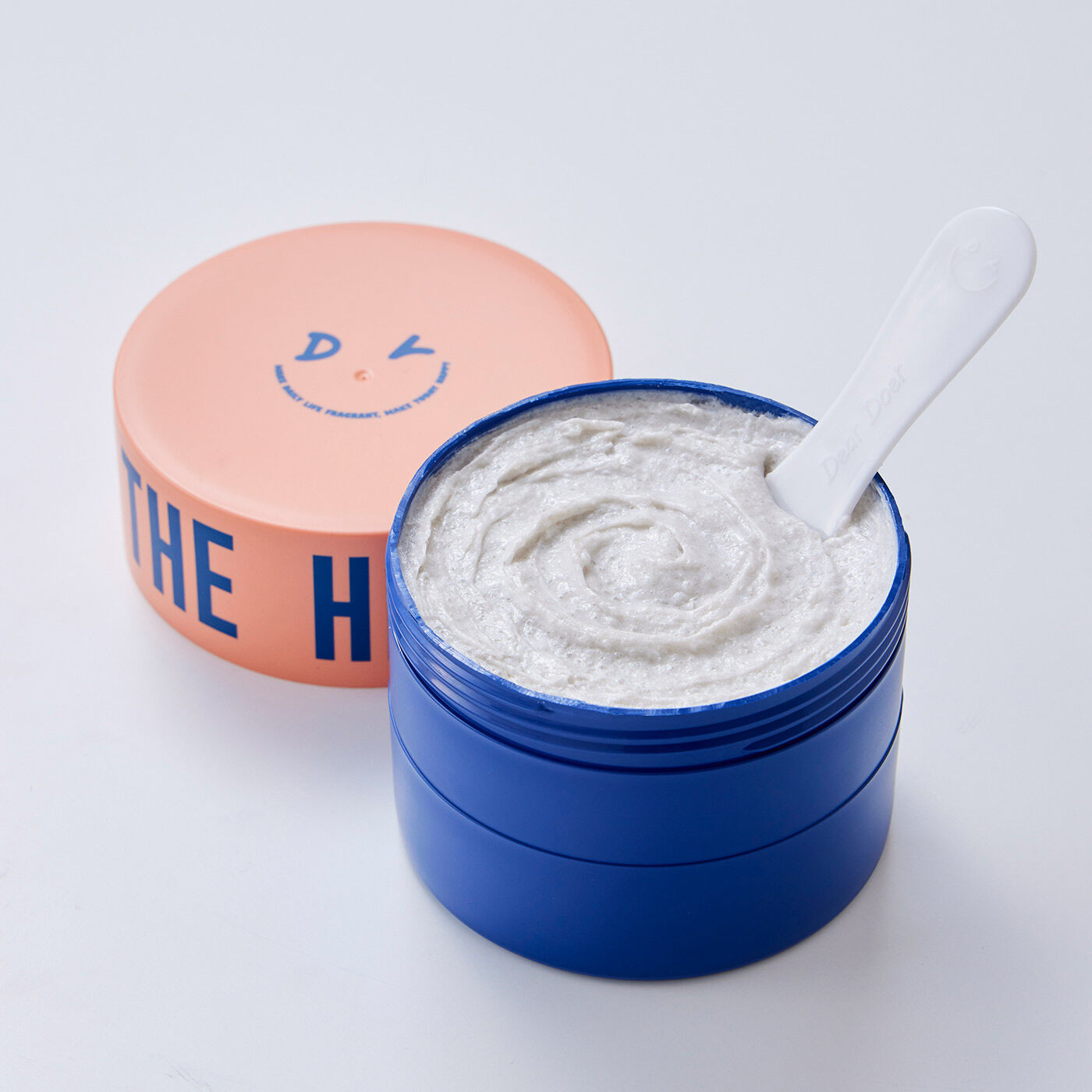 フェリシモギフトショップ|ＤｅａｒＤｏｅｒ　ボディースクラブ300ｍｌ〈パーライト〉|〈パーライト（※1）×ソルト（※2）〉　泡立ててボディーウォッシュとしても使えるタイプ。大小2 個の粒子が古い角質を取り除き、うるおう肌へ。　※1 角質除去成分　※2 塩化Na（角質除去成分）