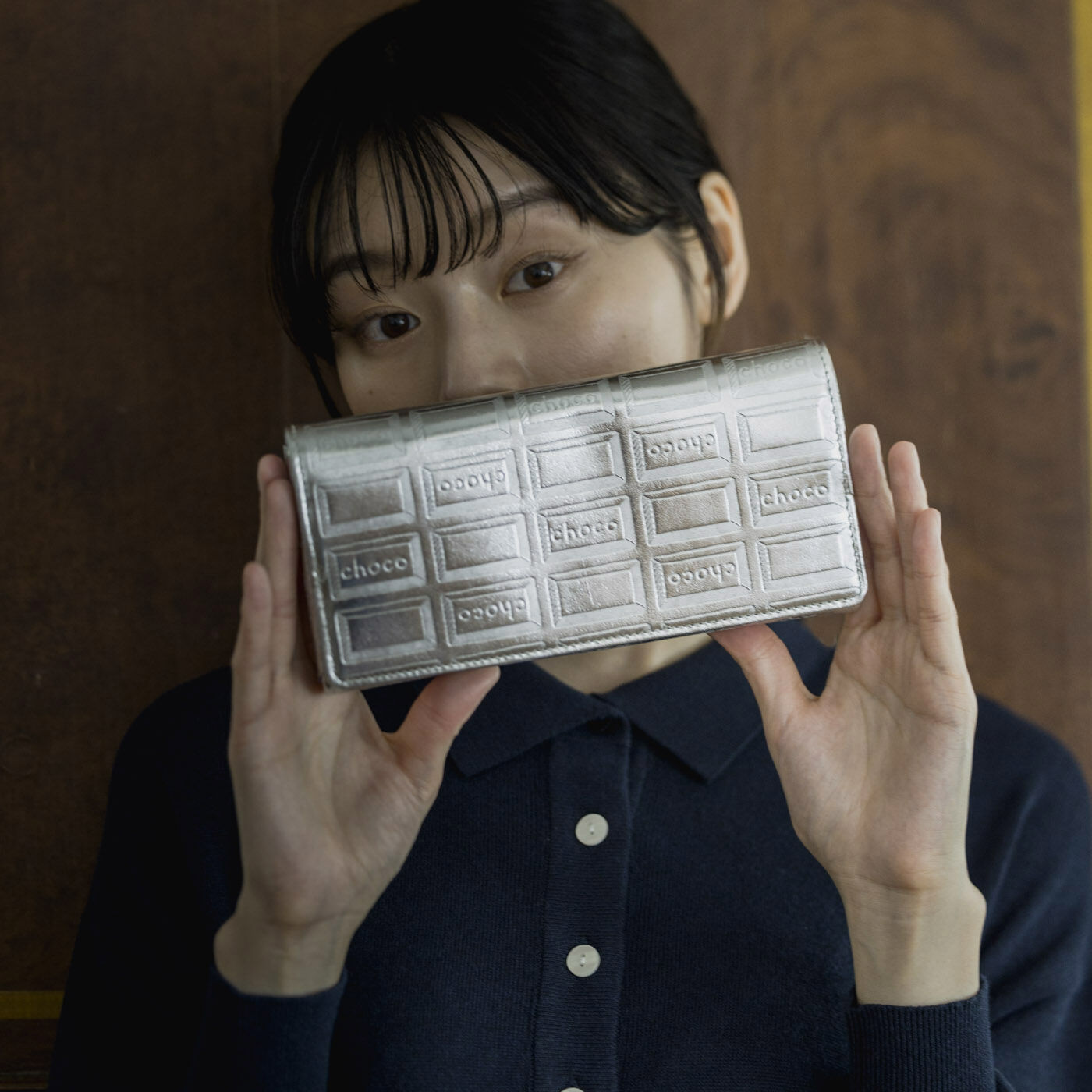 チョコレートバイヤーが作った 職人本革のギャルソンウォレット〈シルバー色〉[本革 財布：日本製]
