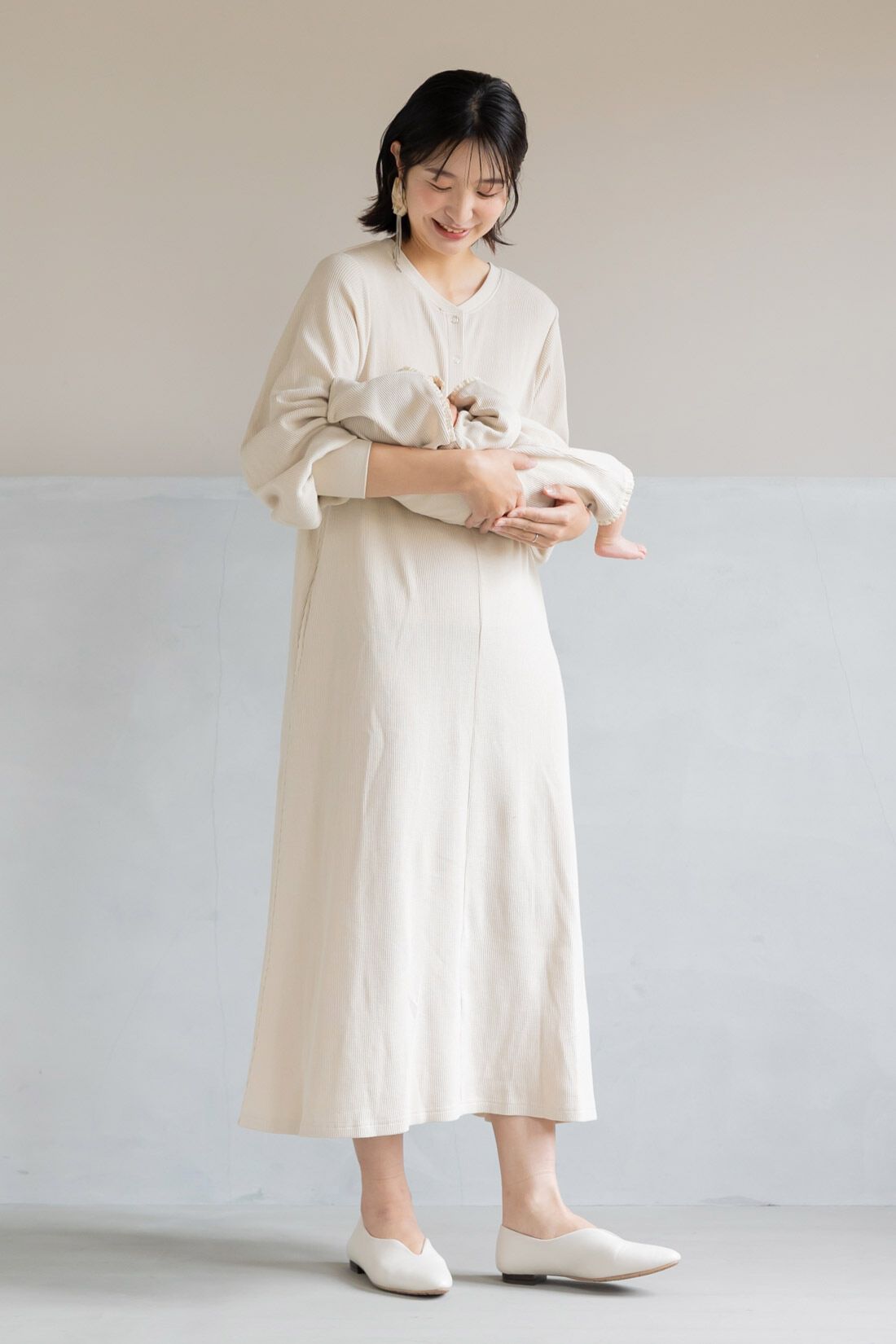 Moredde　マタニティから産後も使える　２－WAYワッフル素材ワンピース〈ベージュ〉