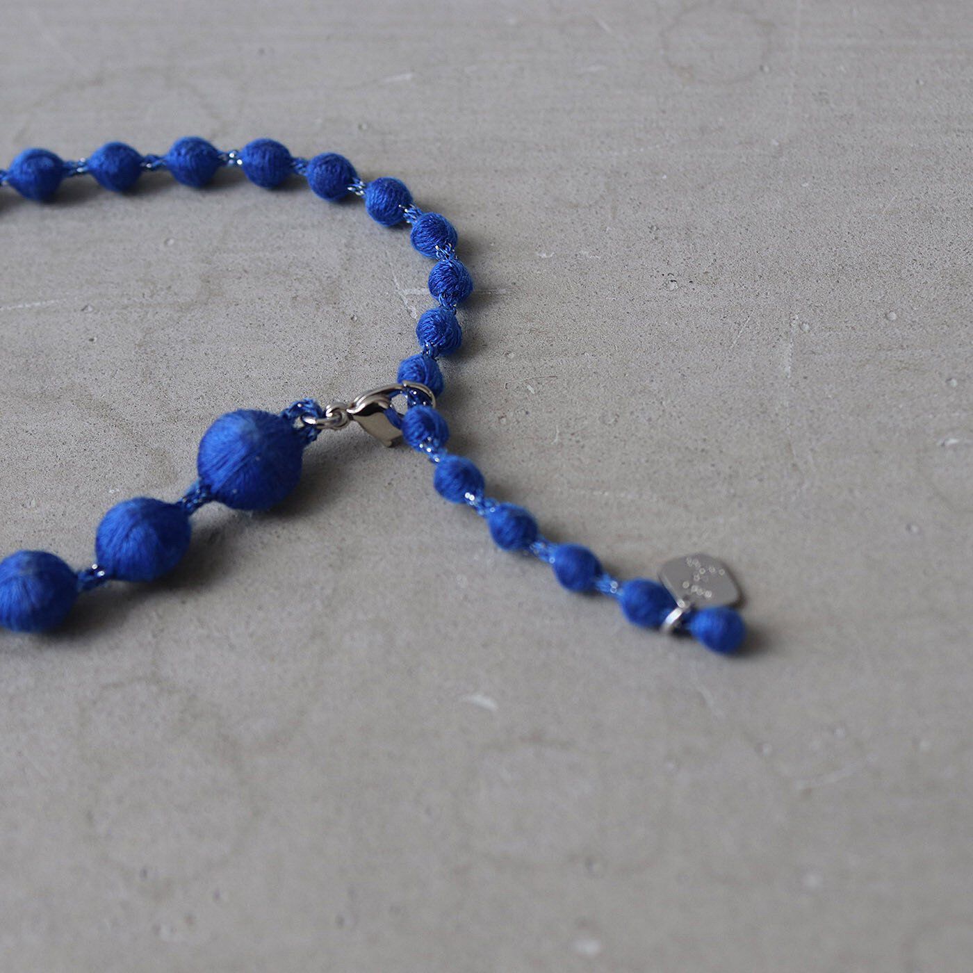 フェリシモギフトショップ|群馬の刺繍工房が作った　 誕生石色の刺繍珠ネックレス〈ラピスラズリブルー色・12月生まれ〉[日本製]