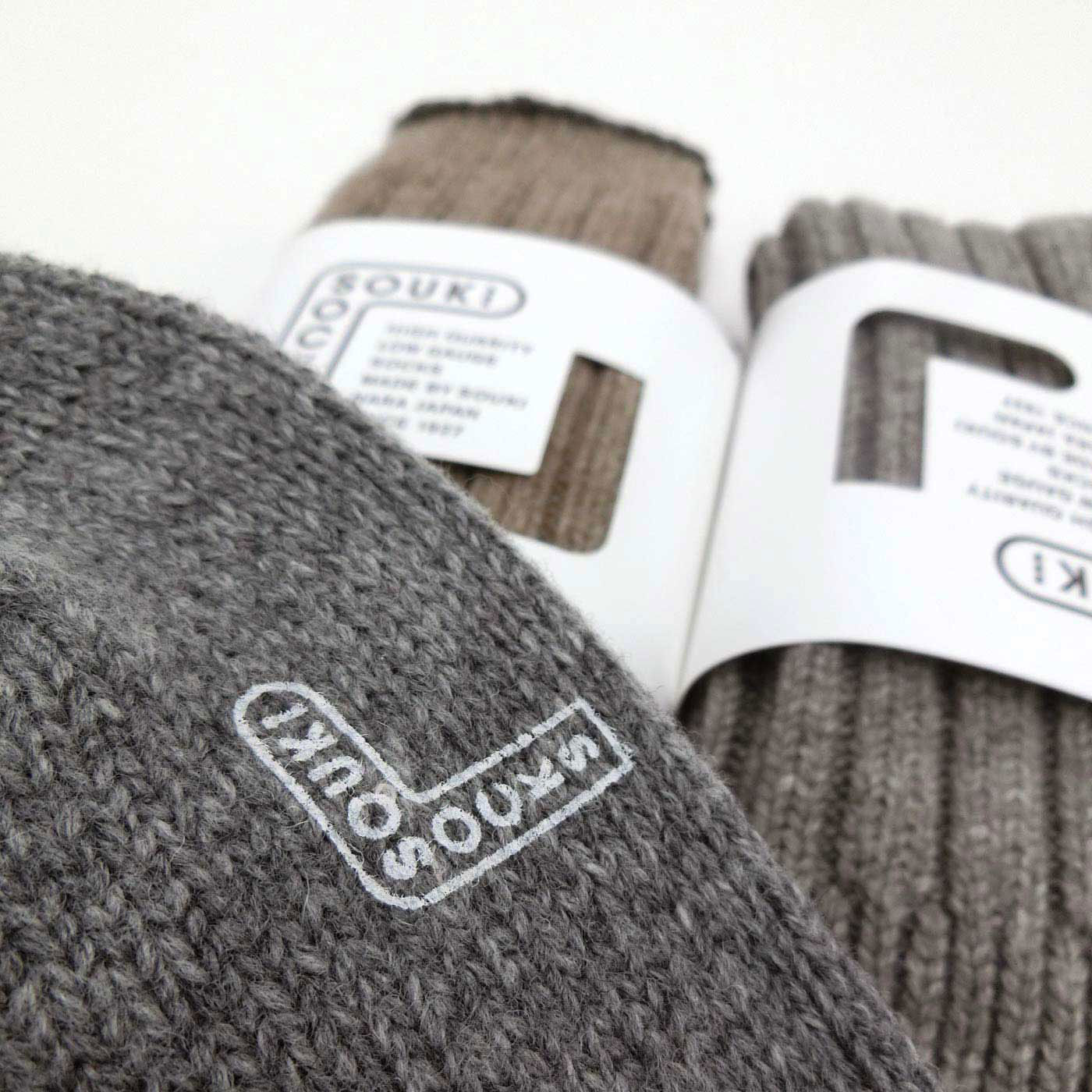 フェリシモギフトショップ|ウール94％　ふかふか＆ぬくぬく　ぜいたくな履き心地！ 厚手の防縮ウールソックス〈Horn〉|足の裏部分にロゴ入り。