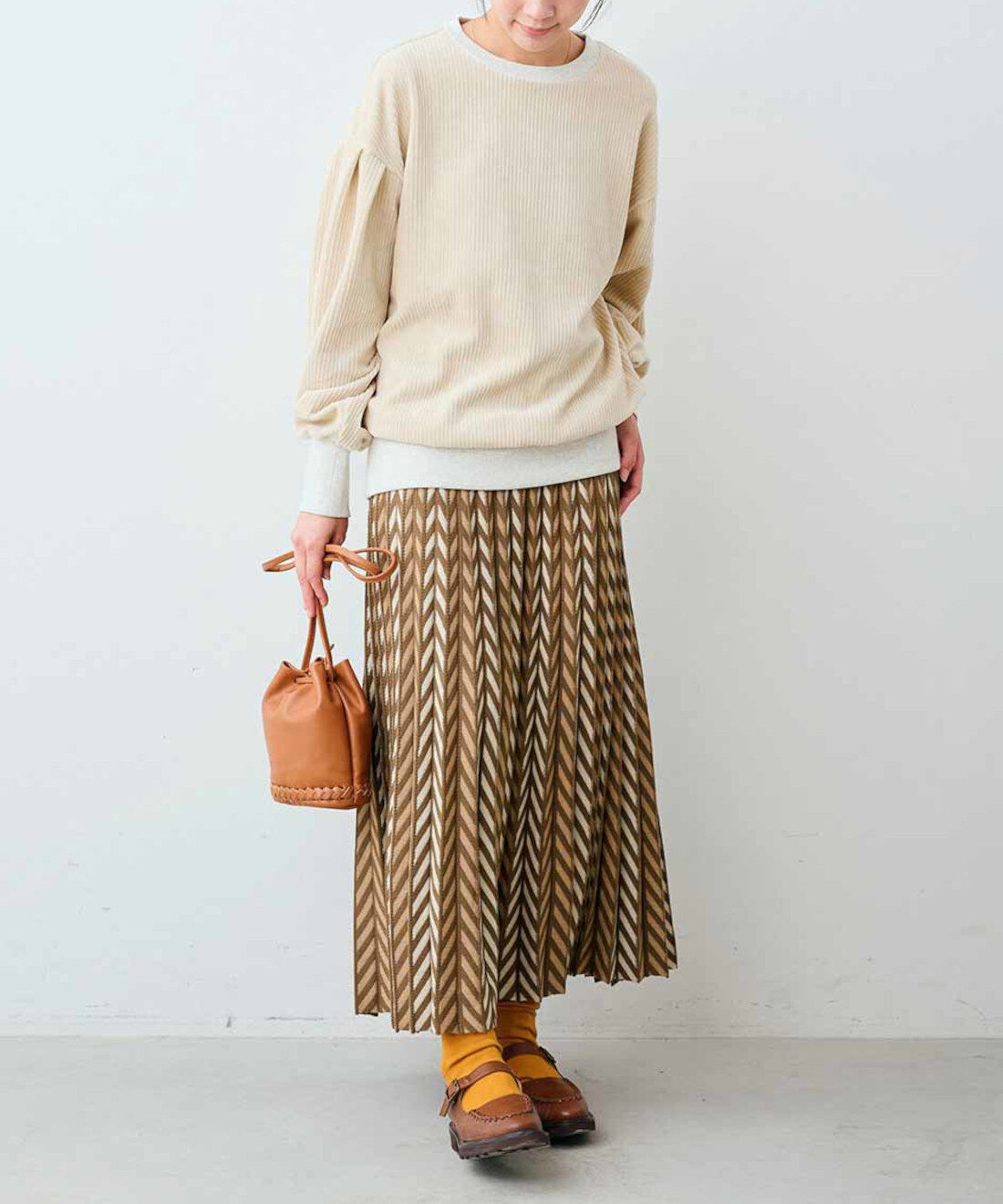 フェリシモギフトショップ|リブ イン コンフォート 気分華やぐ へリンボーン柄プリーツニットスカート〈ベージュ〉|モデル身長：163cm　着用サイズ：MT