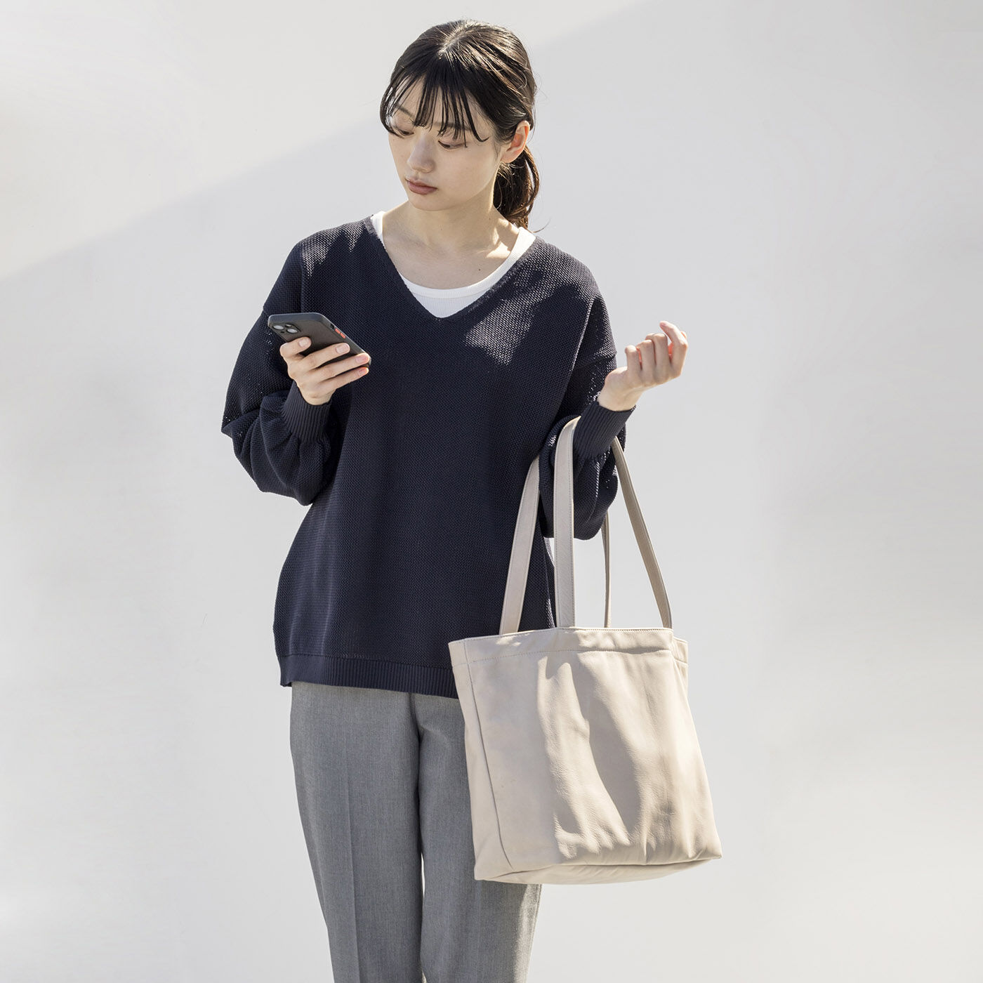 フェリシモギフトショップ|コーディネーターSAYAと作った 職人本革の花柄シンプルトート〈ライトグレー〉[本革 鞄：日本製]