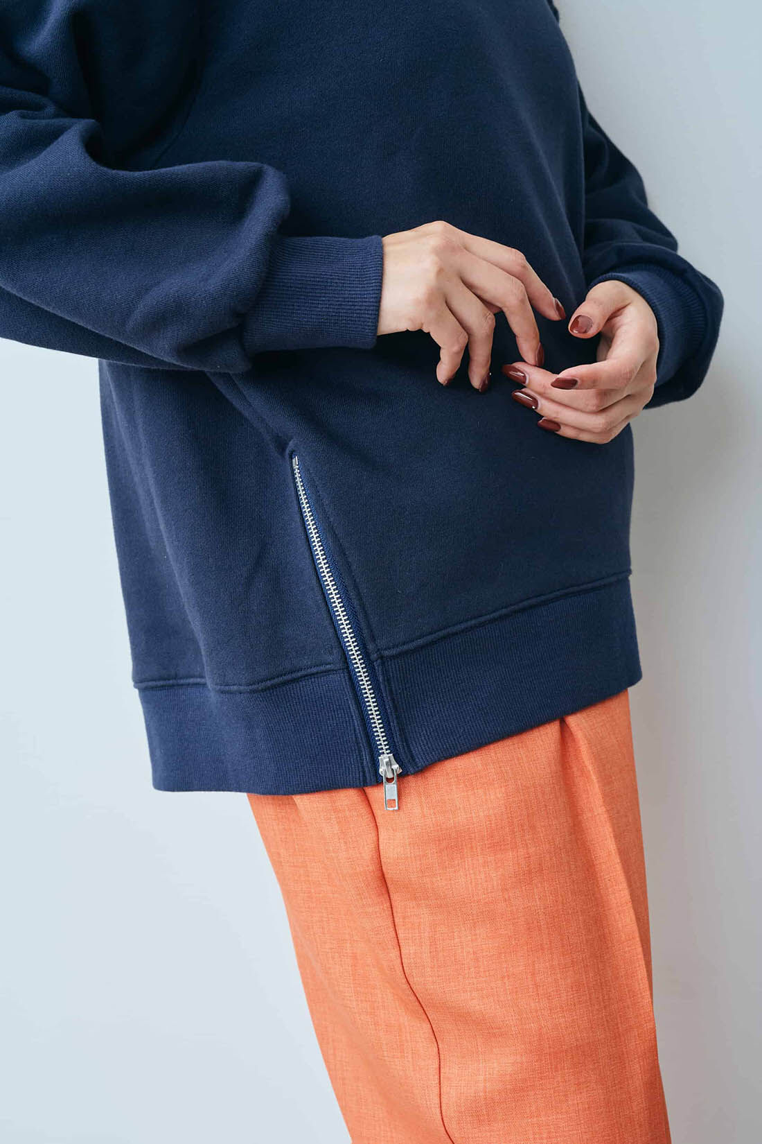 フェリシモギフトショップ|リブ イン コンフォート　Ｌｉｖｅ　Ｌｏｖｅ　ＣｏｔｔｏｎⓇプロジェクト　大人っぽく着られる　すそファスナースウェットトップス〈グレイッシュベージュ〉|腰のジッパーを閉めるときっちり感が出ます。　※お届けするカラーとは異なります。