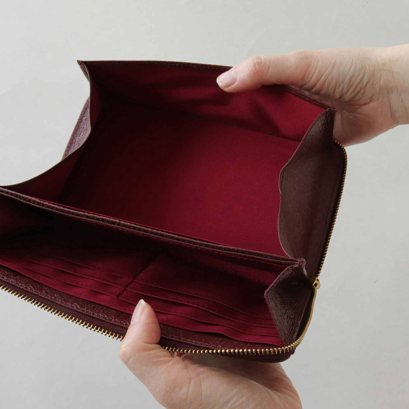 フェリシモギフトショップ|財布職人と作った 職人本革のスリムギャルソン財布〈ガーネット〉[本革　財布：日本製]|小銭入れ1個、ワイドオープンポケット3個、オープンスペース1室、カードポケット6個、お札入れ1個あります。