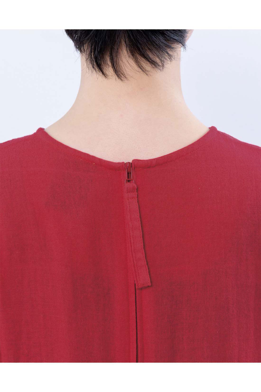フェリシモギフトショップ|mensha!　ガーゼでドレスアップ！ コクーンシルエットワンピース〈オニキスブラック〉|BACK：背中のファスナーは自分で開け閉めしやすいよう、長めの引き手テープ付き。　※お届けするカラーとは異なります。