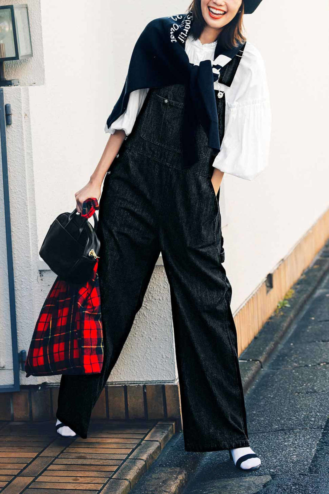フェリシモギフトショップ|リブ イン コンフォート 人気スタイリスト 石上 美津江さんとつくった これが正解！ 大人のこなれサロペット〈ブラックデニム〉|「白ブラウスにミニバッグとエコバッグの2個持ち、そして靴下＋サンダル。まさに“春の私”そのまんま！ 上品カジュアルなバランスが大好きです」