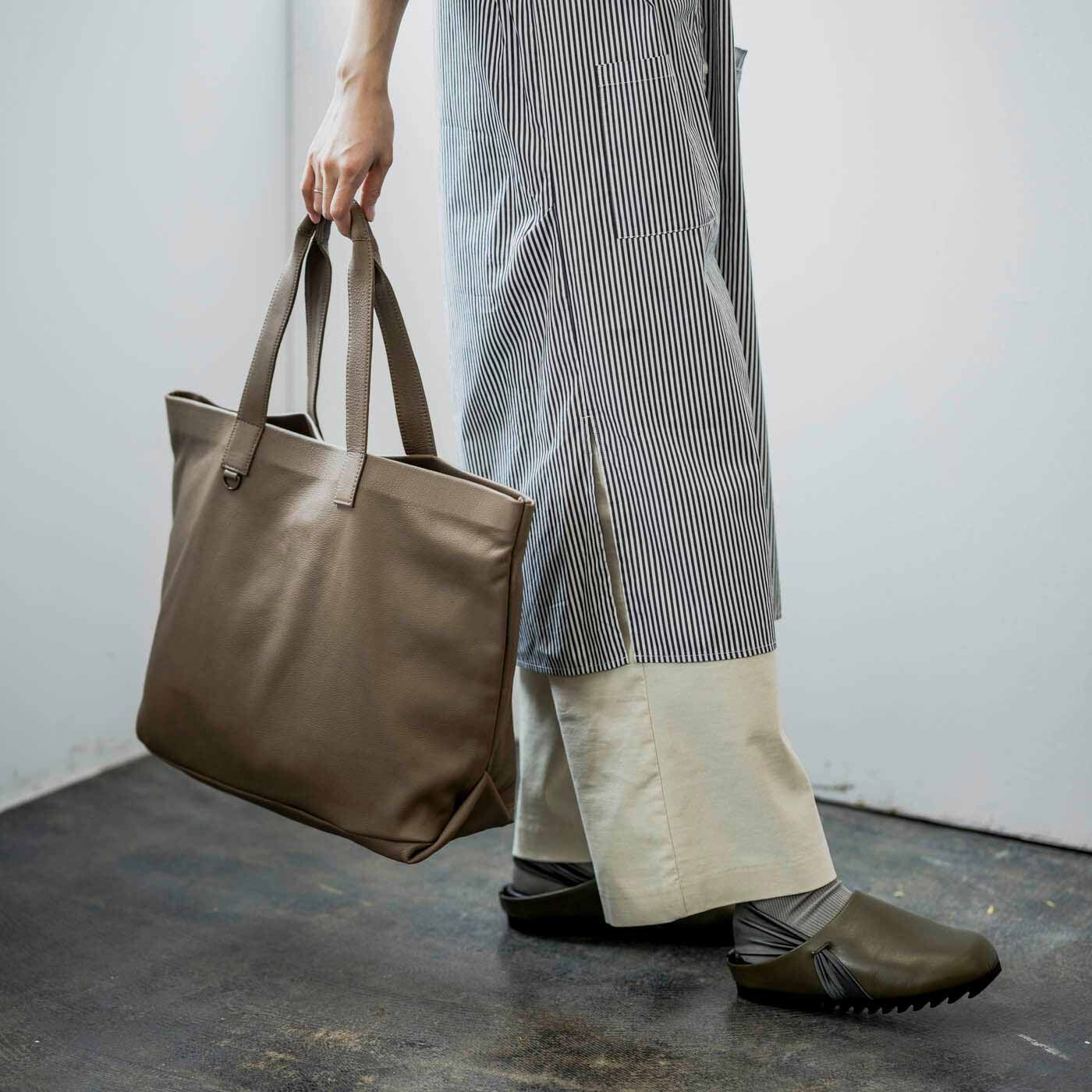 フェリシモギフトショップ|福岡の鞄作家と作った　　職人本革のホエールトートバッグ〈グレージュ〉|バランスよく持てるように、持ち手は肩に掛けても手に持ってもちょうどいい長さ。