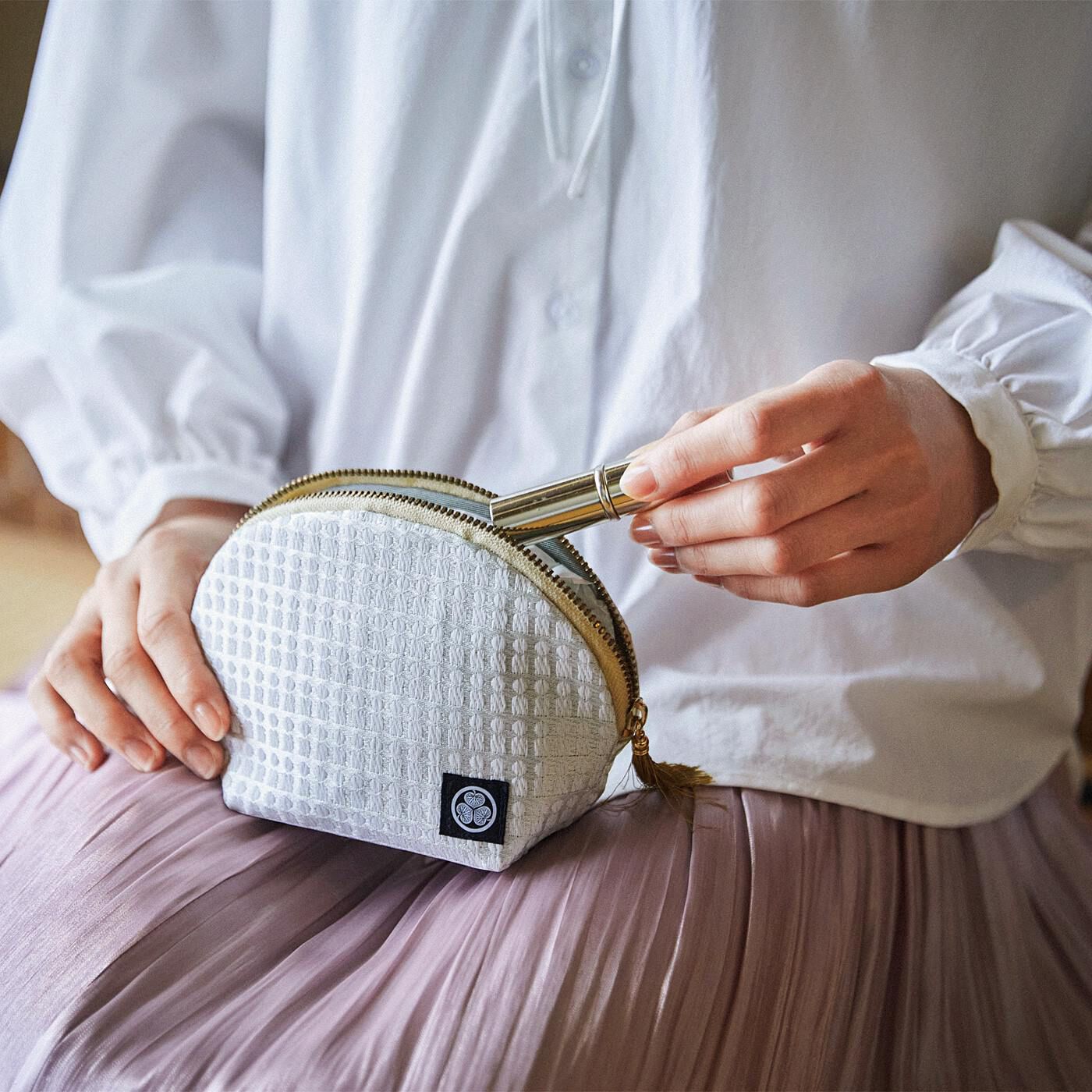 フェリシモギフトショップ|徳川美術館×ミュージアム部　西陣織で仕上げた徳川具足ポーチ〈銀溜白糸威具足〉|サイズ感はこのくらい。