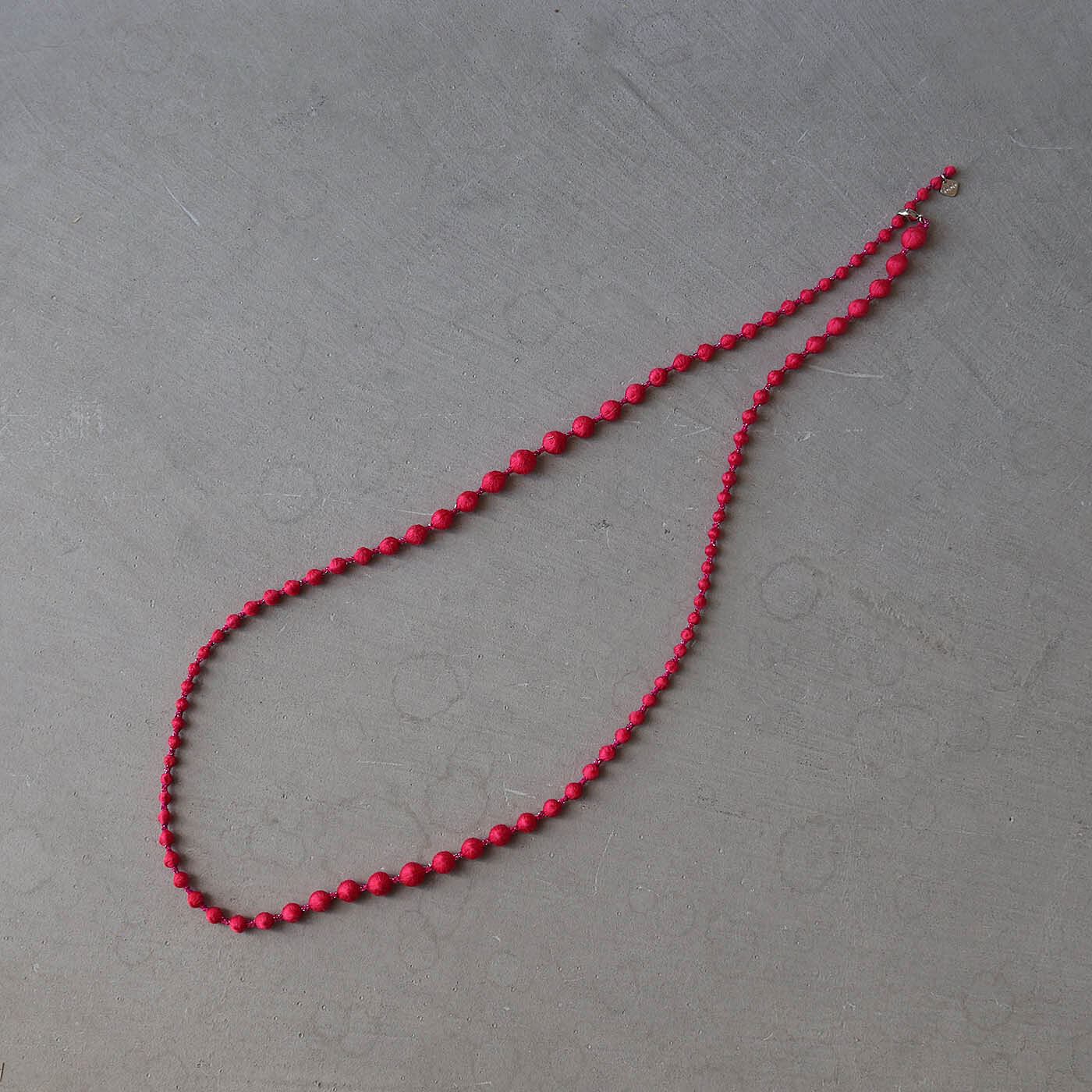 フェリシモギフトショップ|群馬の刺繍工房が作った　誕生石色の刺繍珠ネックレス〈ルビーレッド色・7月生まれ〉[日本製]