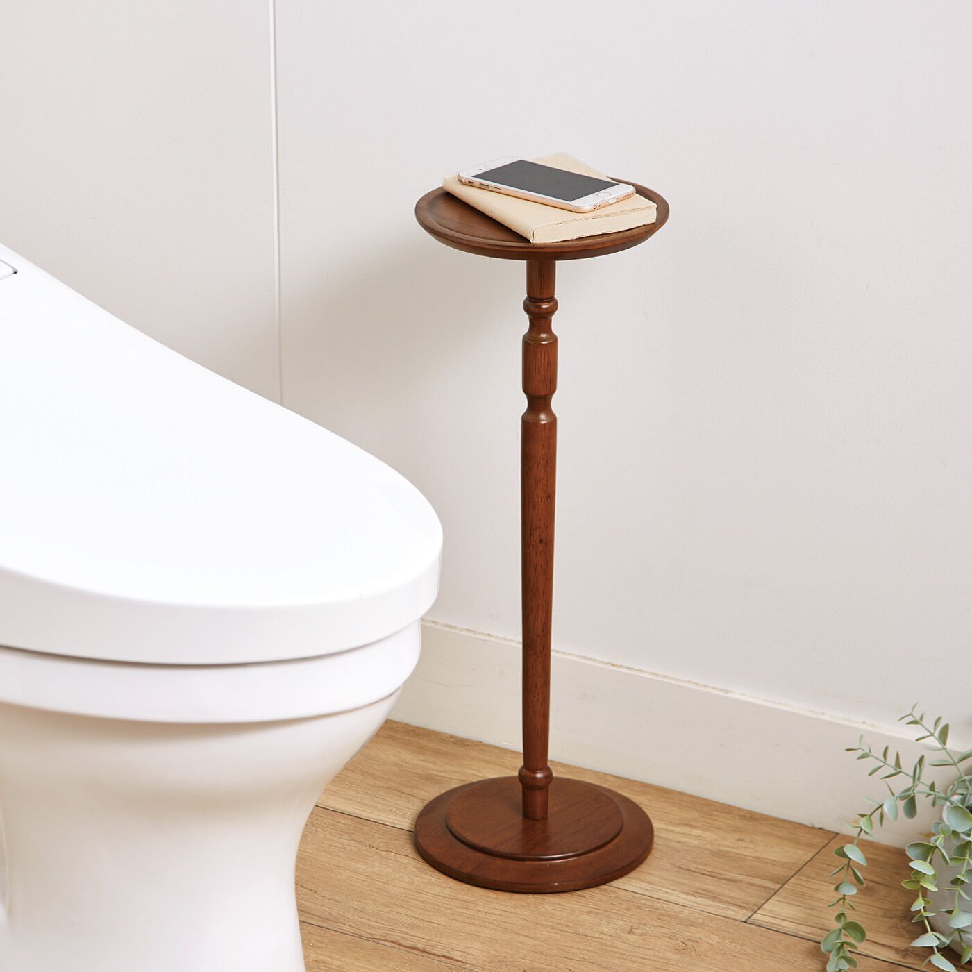 フェリシモギフトショップ|アンティークのようなラウンドミニテーブル|トイレでもスマホなどの一時置きとして活躍します。