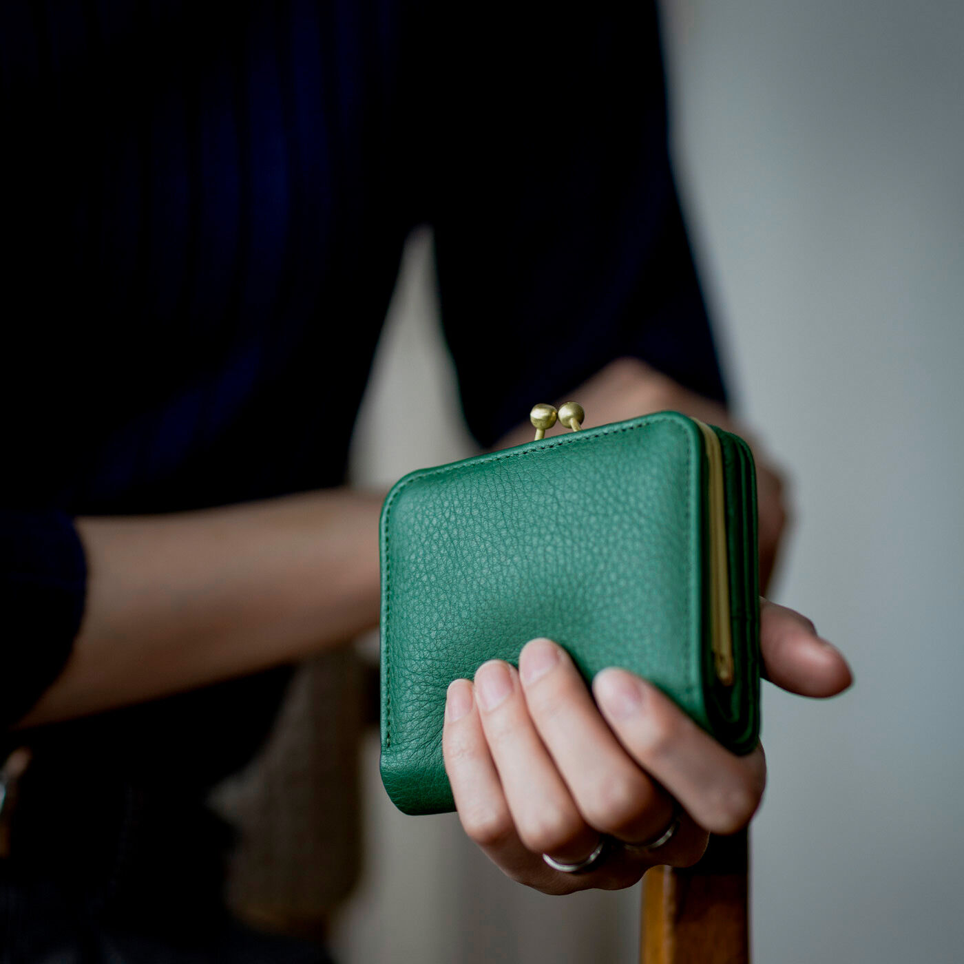 フェリシモギフトショップ|財布作りのプロ集団が作った 職人本革のプチファヴォリウォレット〈バジル色〉|「プチファヴォリ」（小さなお気に入り）と命名した、かさばらない手のひらサイズの折り財布は、小荷物派におすすめ。