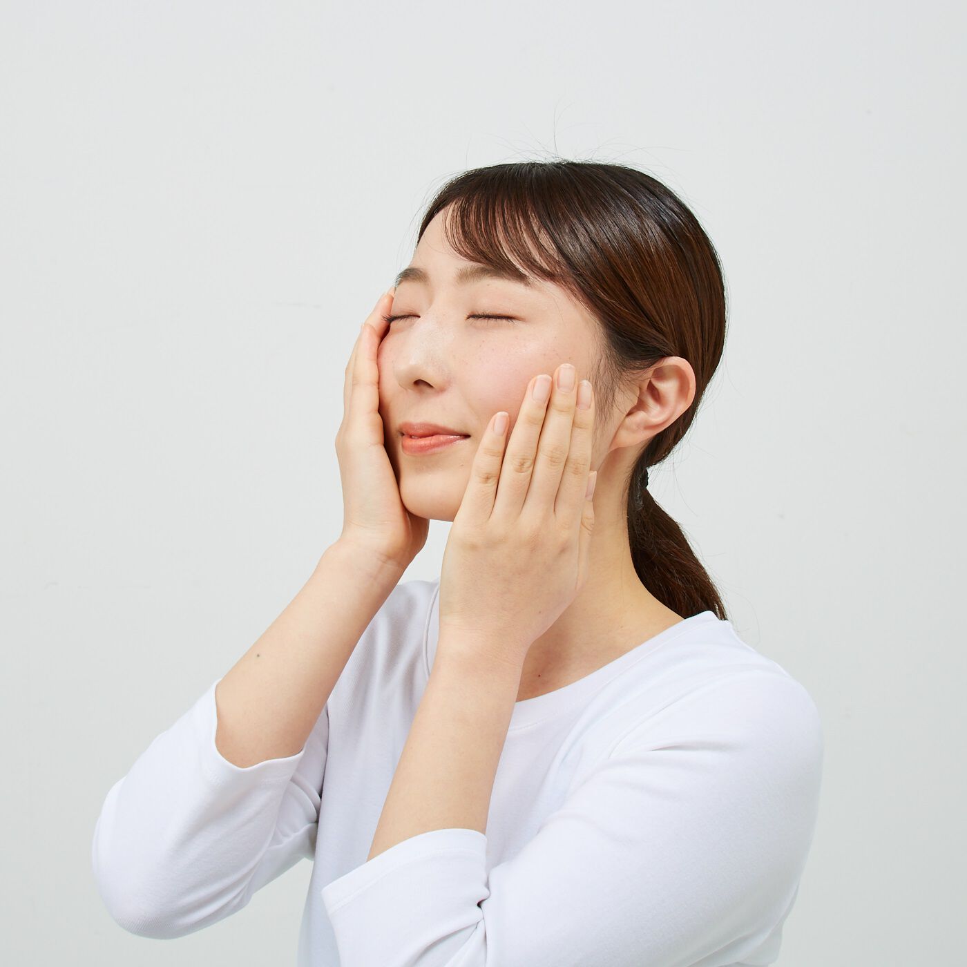 フェリシモギフトショップ|オンリーミネラルＮｕｄｅ　バウンシーエッセンスローション|朝晩、洗顔やブースター美容液の後、適量(500円硬貨大)を手のひらにとり、顔全体にやさしくなじませます。
