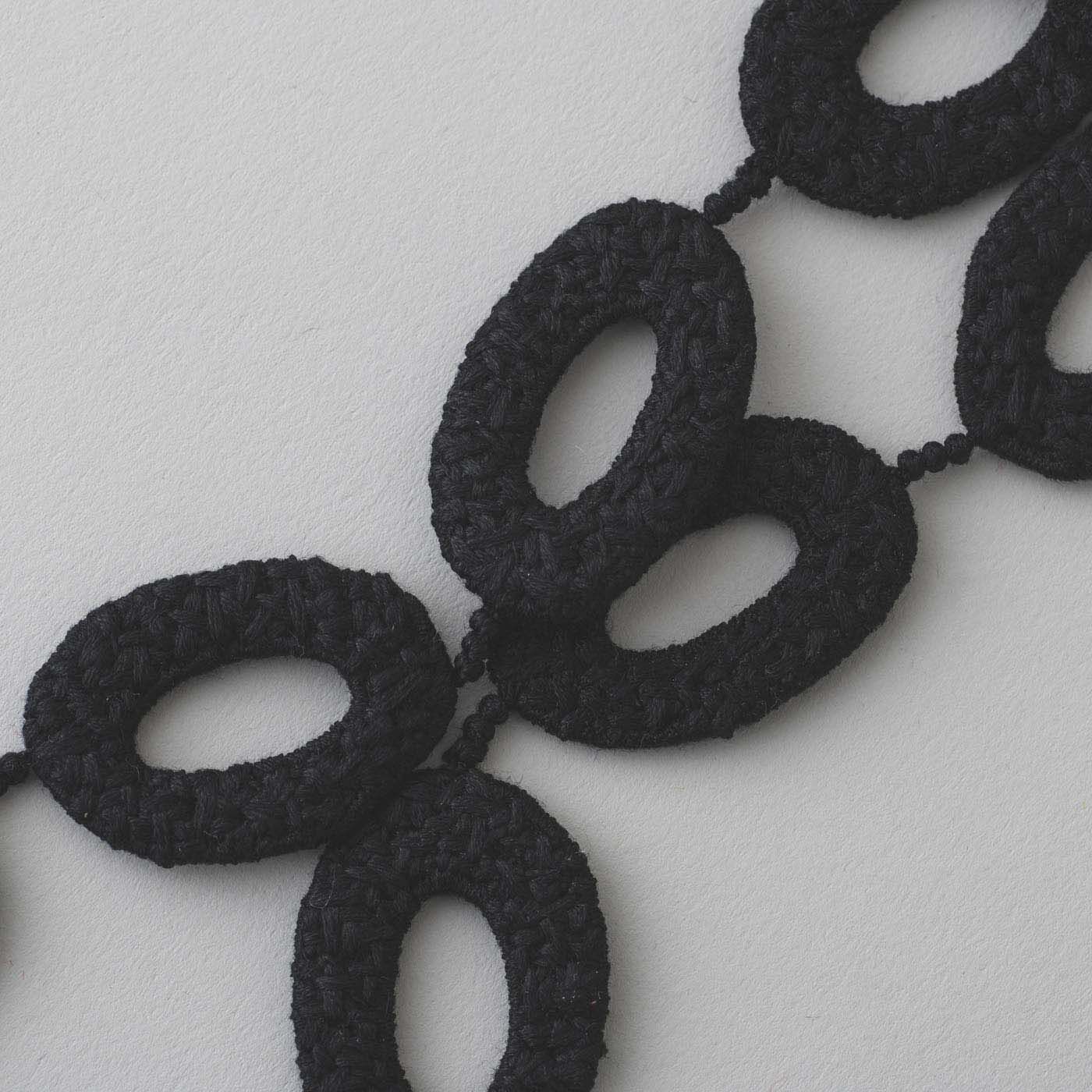 フェリシモギフトショップ|群馬の刺繍工房が作った 糸の宝石のオーバルショートネックレス〈ブラック〉[日本製]