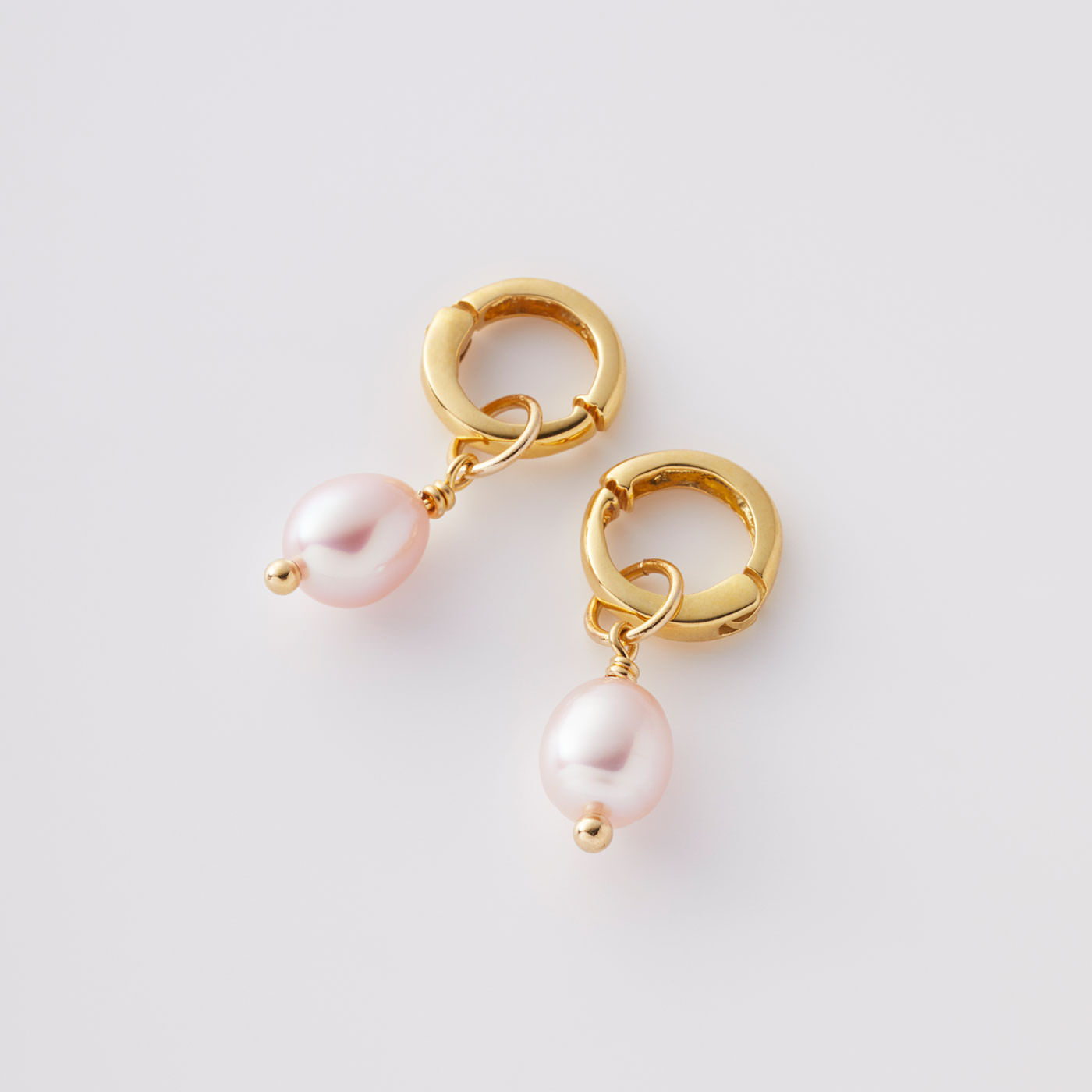 フェリシモギフトショップ|ＬＸ[フェリシモルクス]　天然ピンクが美しいバロックパールイヤリング|無着色の天然ピンクのバロック型パールイヤリング