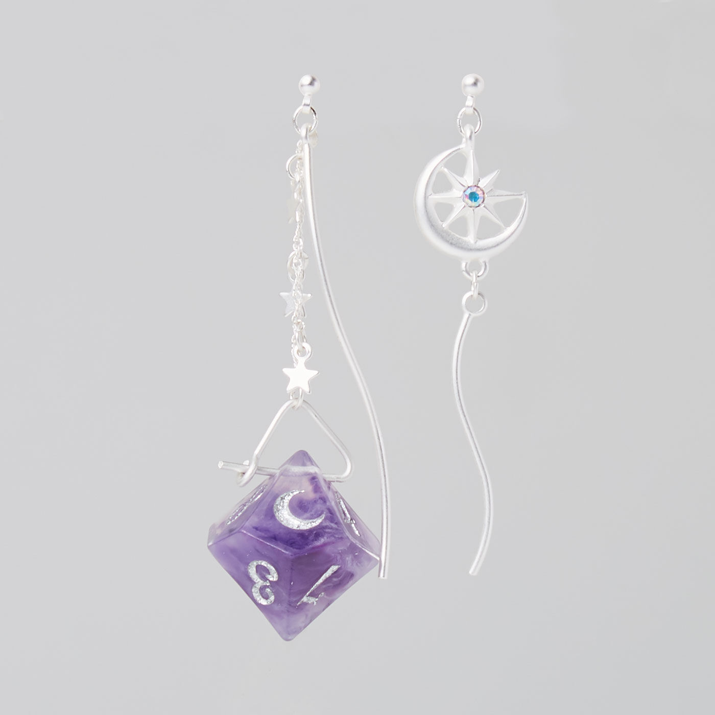 フェリシモギフトショップ|魔法部　あなたの選択を後押しする　ダイスイヤアクセ〈silver × violet〉|神秘的な月と星がモチーフのアシメトリーデザイン