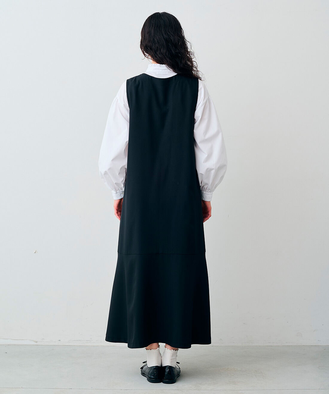 フェリシモギフトショップ|リブ　イン　コンフォート　着心地らくちんで華やかな　ジャンパースカート〈ブラック〉|モデル身長：163cm　着用サイズ：MT