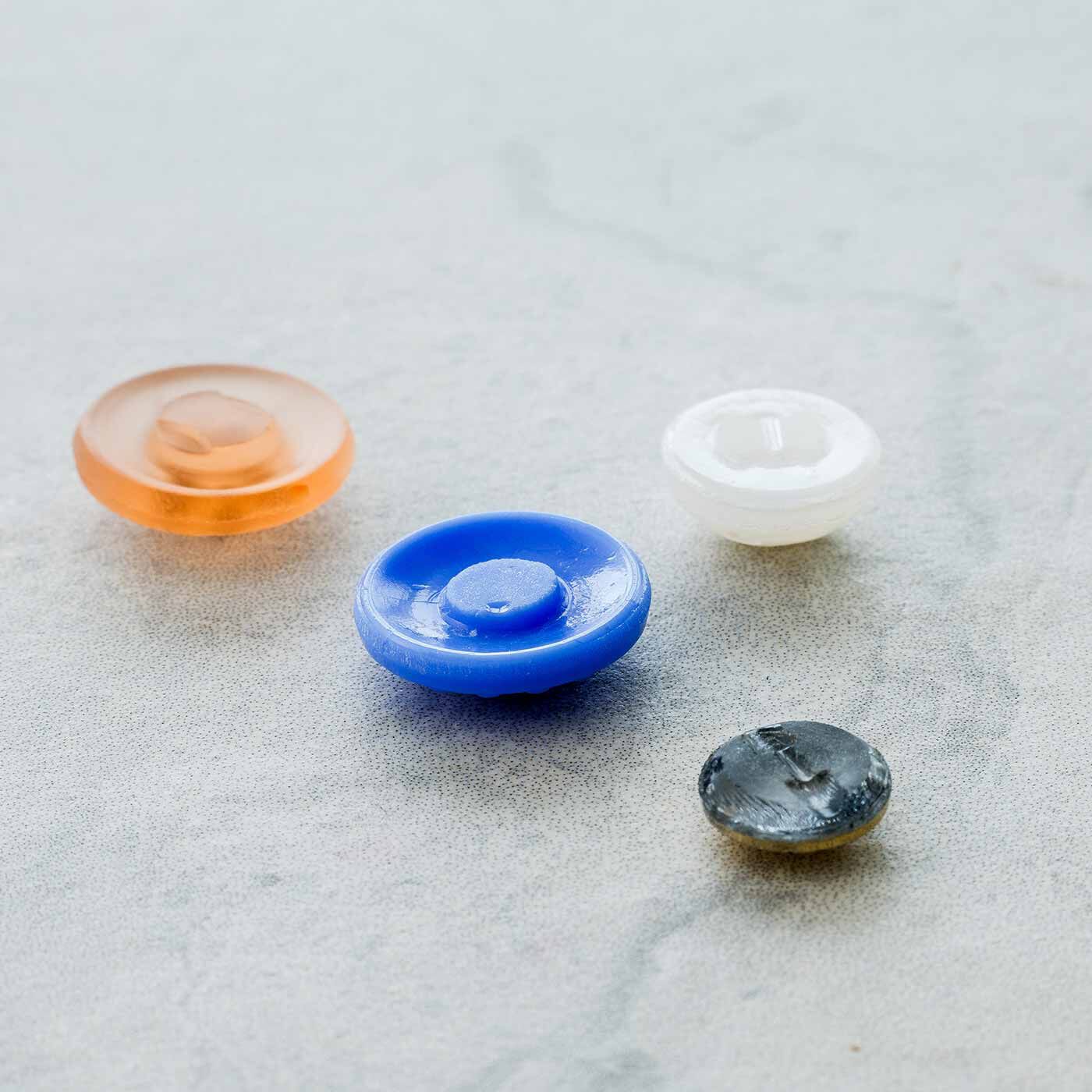 フェリシモギフトショップ|50年代旧西ドイツのヴィンテージ 足カット済みガラスボタンコレクション|〈足カットとは〉本来糸を通すためのループをカットし、1点1点手作業で研磨しています。裏面が平らになることで、手軽にオリジナルアクセサリー作りが楽しめます。