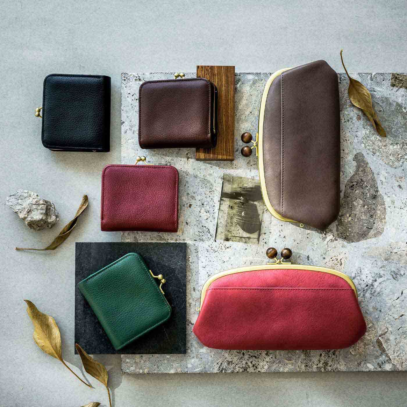 フェリシモギフトショップ|財布作りのプロ集団が作った 職人本革のプチファヴォリウォレット〈バジル色〉|大阪の財布専門工場さんと作った新作は6点。ポーチ感覚でも持てるウッドドロップウォレットも注目の逸品です。　※お届けするのはプチファヴォリウォレット〈バジル色〉です。