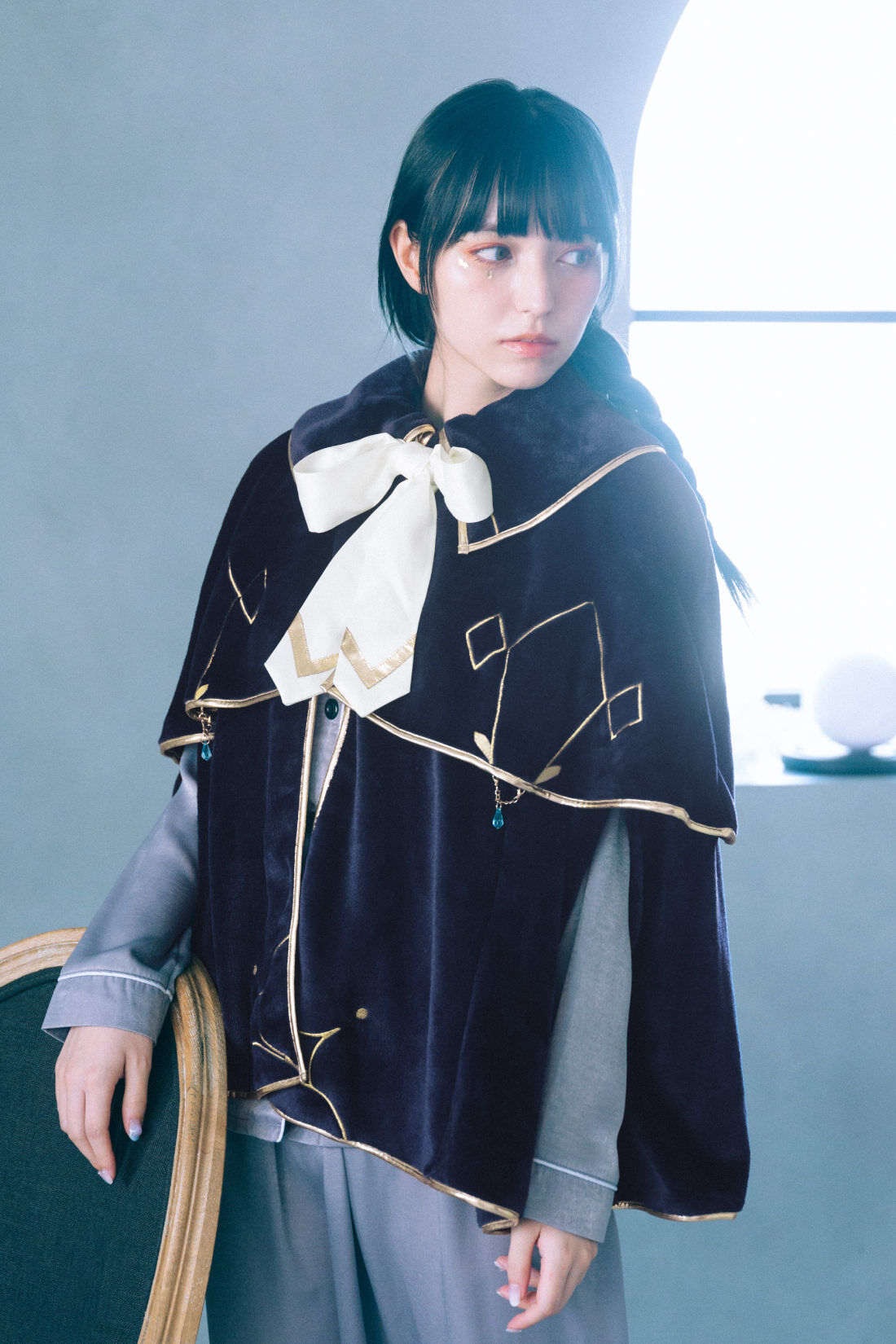 【美品】 魔法部×魔法使いの約束 癒しのマント ルームウェア〈ネイビー 布団・毛布