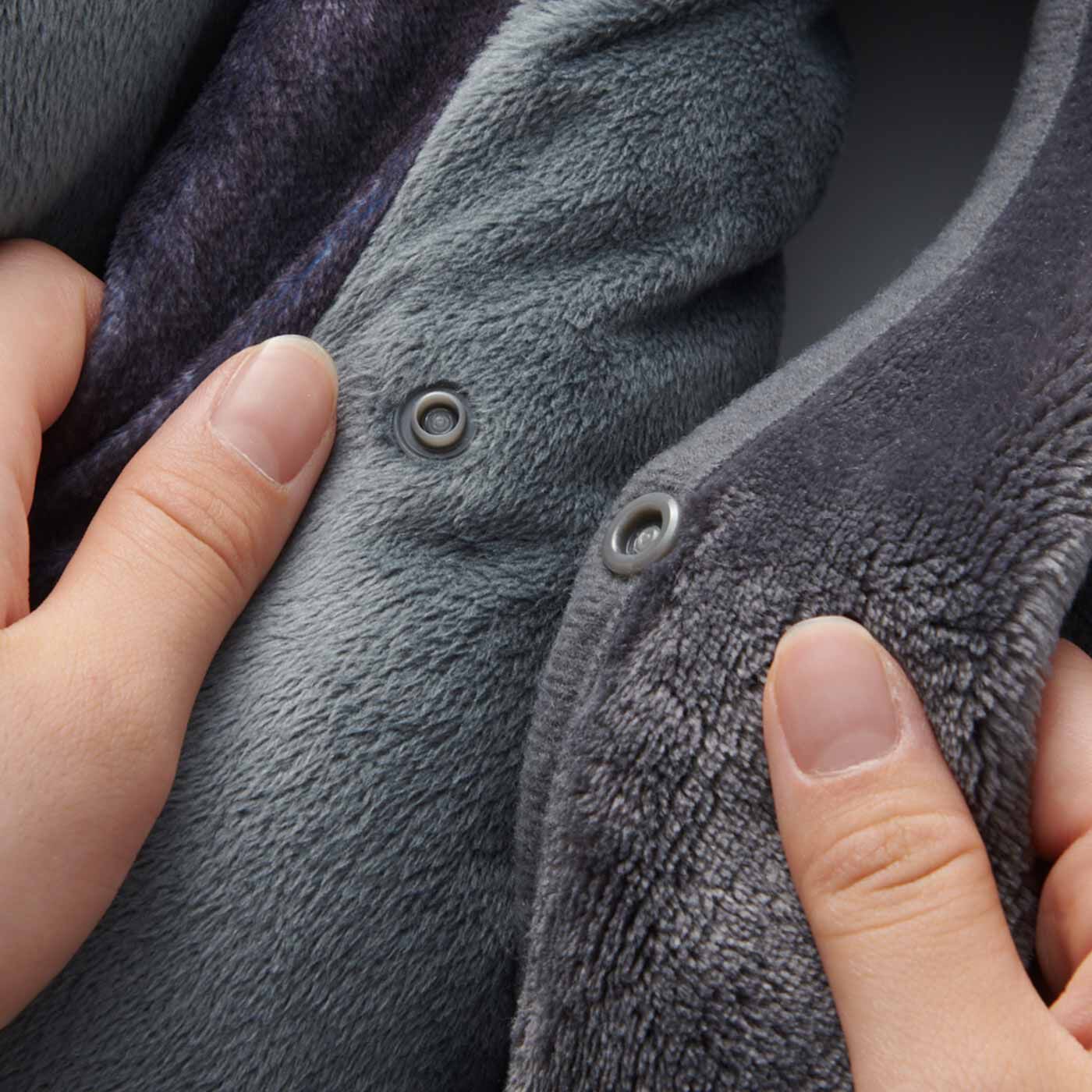 フェリシモギフトショップ|YOU＋MORE!　ニシゴリラ シャバーニのバックハグブランケット|シャバーニの腕にぐるりとスナップボタンで付けた、ブランケットの取り付けも簡単。