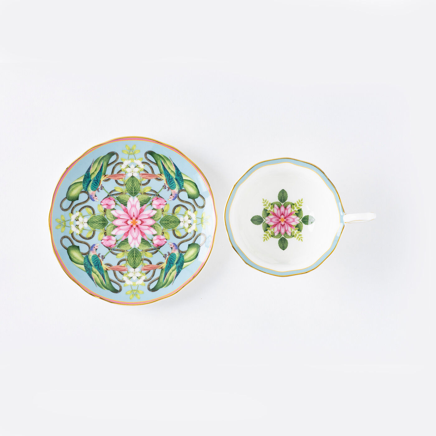 フェリシモギフトショップ|ＷＥＤＧＷＯＯＤ／ウエッジウッド　ワンダーラスト　メナジェリィ　ティーカップ＆ソーサー|ソーサーには、力強い印象を与えるブラジル生息のオウムと鮮やかな睡蓮。カップを中にも美しい睡蓮が。