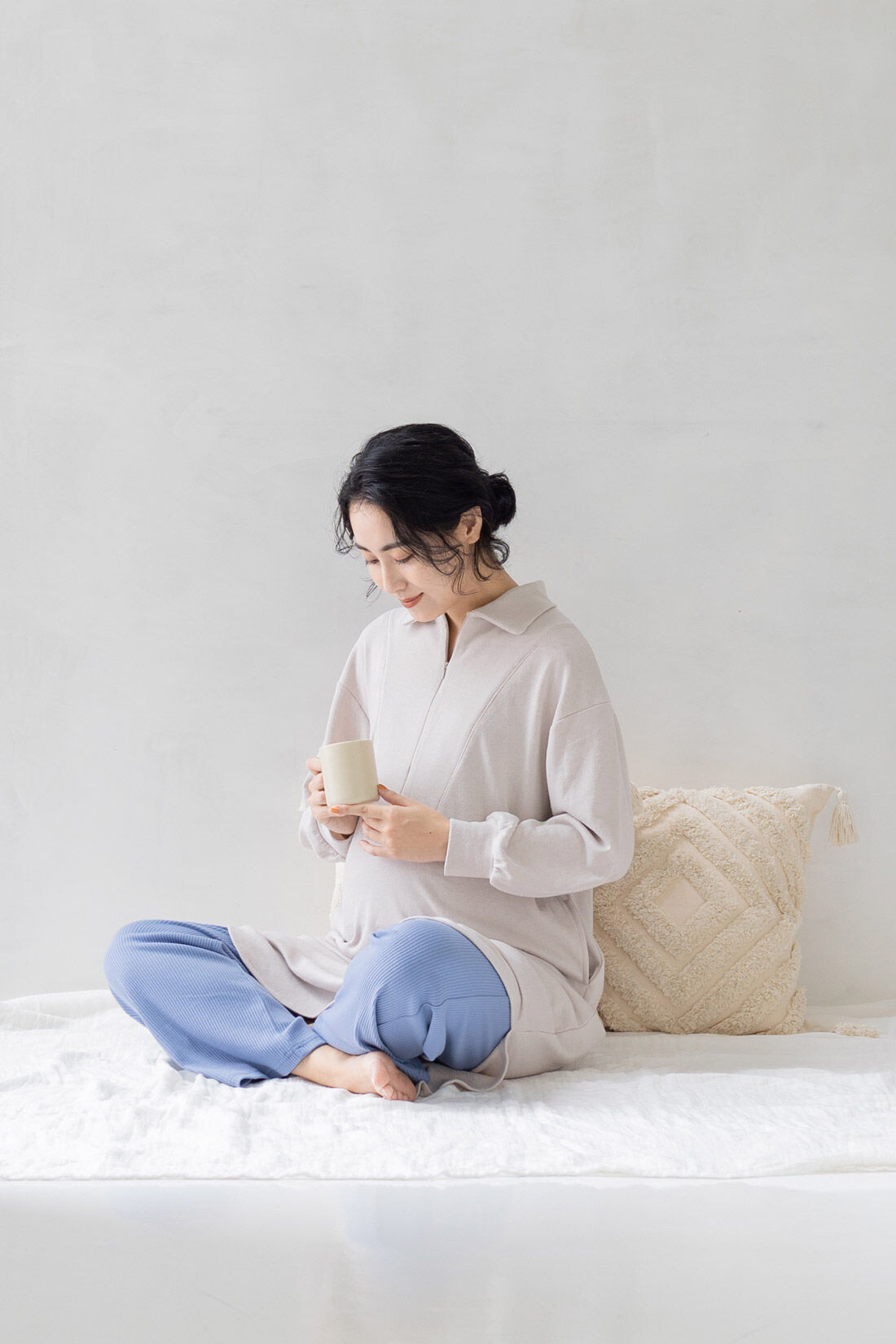 フェリシモギフトショップ|Moredde　マタニティから産後も使える　授乳がらくちんフロントジップデザインのワンピ＆リブパンツルームウェアセット〈アイボリー×ブルー〉