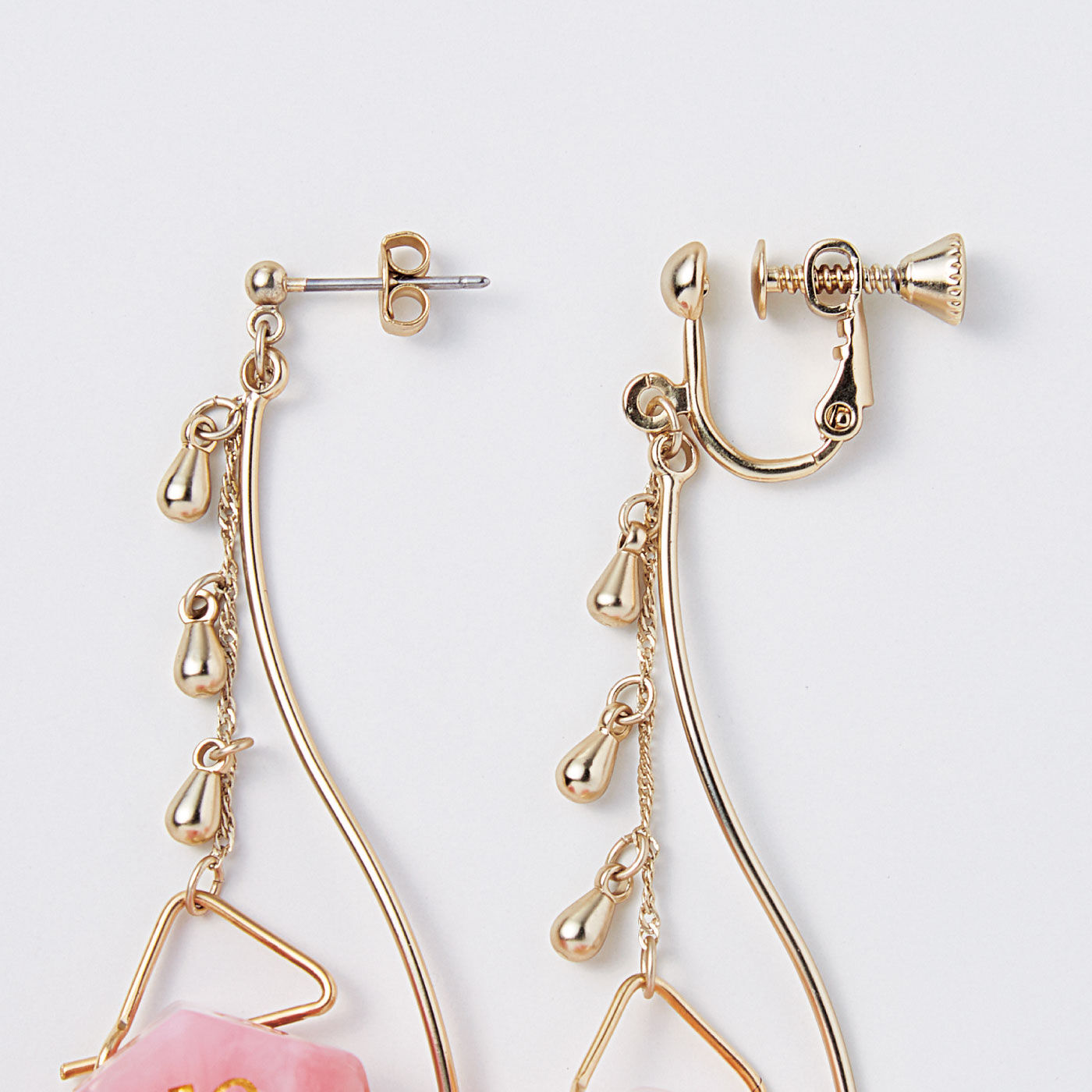 フェリシモギフトショップ|魔法部　あなたの選択を後押しする　ダイスイヤアクセ〈gold × rose pink〉|ピアスとイヤリングの2タイプ