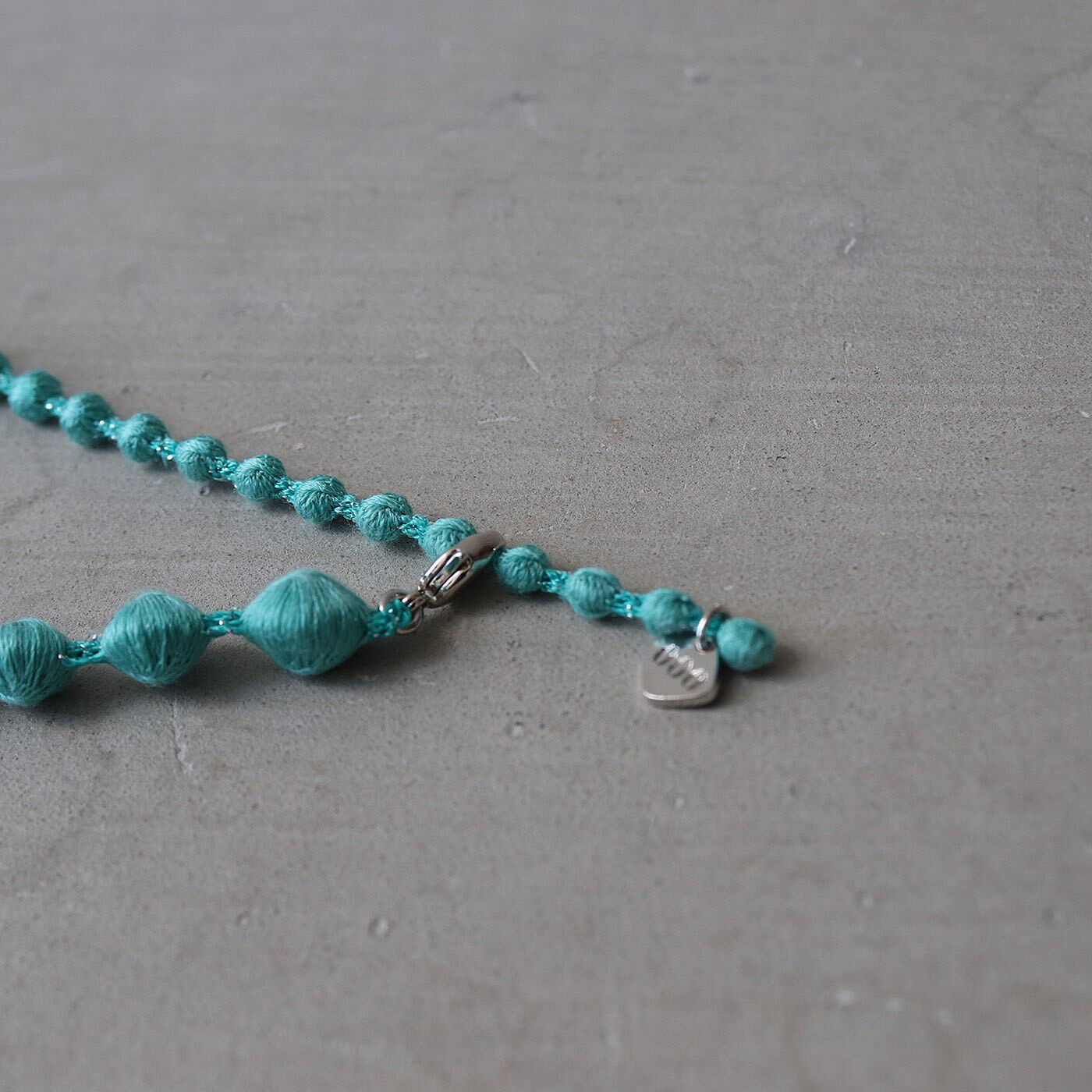 フェリシモギフトショップ|群馬の刺繍工房が作った　誕生石色の刺繍珠ネックレス〈エメラルドグリーン色・5月生まれ〉[日本製]