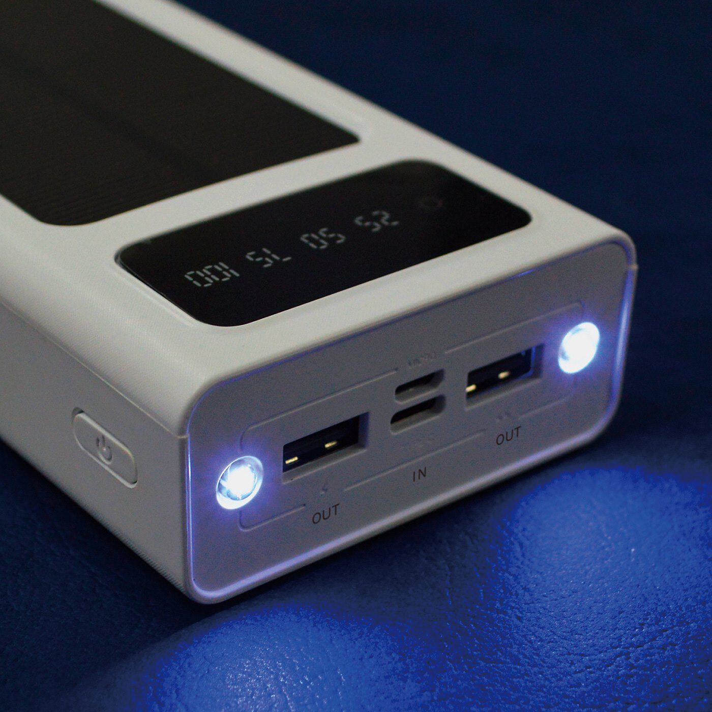 フェリシモギフトショップ|スマホ5台を同時充電！　ケーブル・ＬEDライト内蔵でソーラー充電もできる 手のひらサイズのパワーバンク〈20000mAh〉|非常時やアウトドアシーンで活躍する2点灯式LEDライト付き。