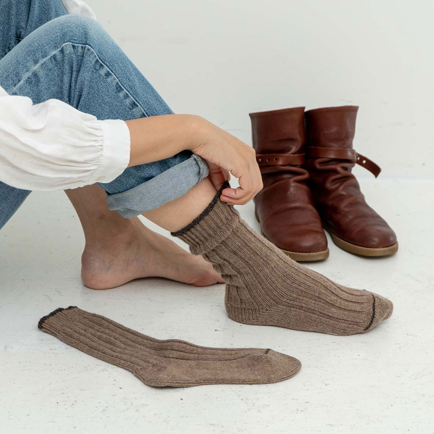 フェリシモギフトショップ|ウール94％　ふかふか＆ぬくぬく　ぜいたくな履き心地！ 厚手の防縮ウールソックス〈Horn〉|写真はブラウンです。ショートブーツも、このソックスも店主Fuの私物です。このソックスは、ショートブーツにもちょうどいい丈！ 秋冬は、ヘビーローテーションです。