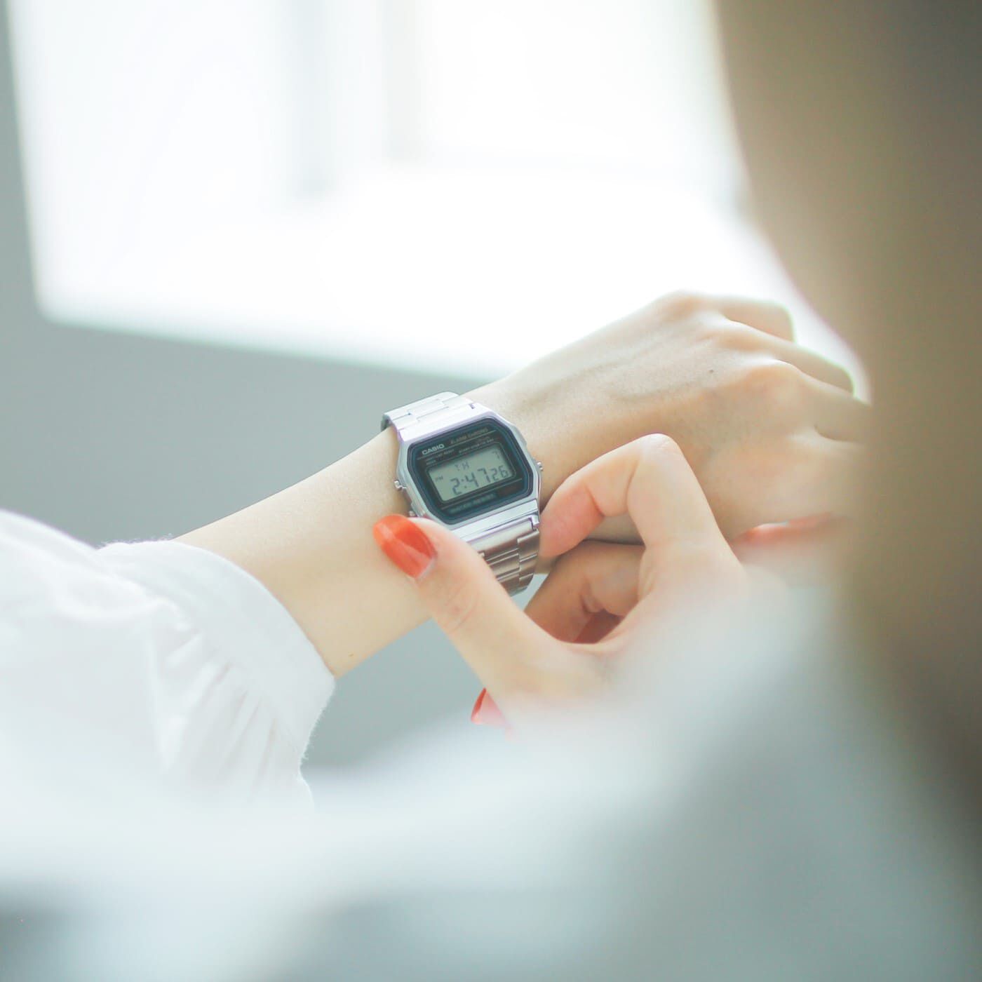 フェリシモギフトショップ|このごろ meets CASIO 推しカシ　トラッドなシティーボーイ〈A158WA-1JH〉|重さは約46g。重すぎず、ストレスを感じない重量感。※規格上の数値のため、実際の製品の数値とは異なる場合があります。参考値としてご参照ください