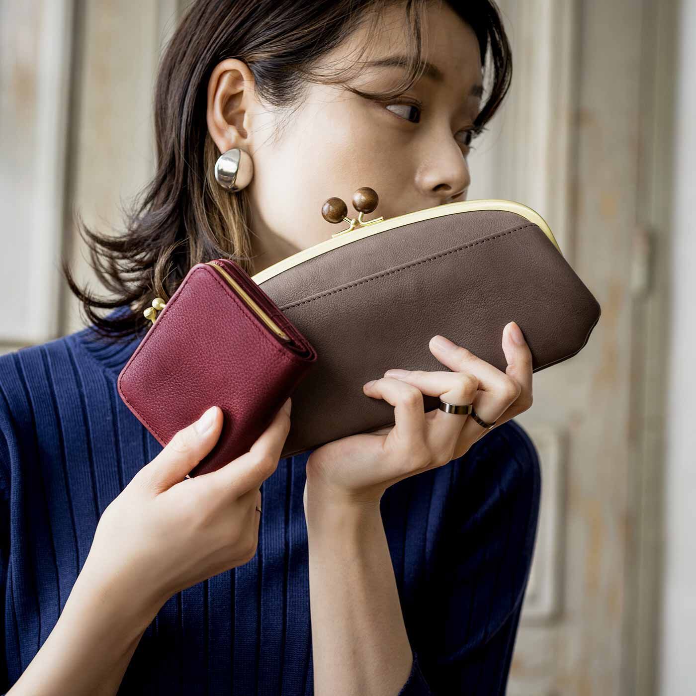 フェリシモギフトショップ|財布作りのプロ集団が作った 職人本革のプチファヴォリウォレット〈バジル色〉|どのデザインも手になじむ、安心感のある持ち心地です。　※お届けするデザインとは異なります。