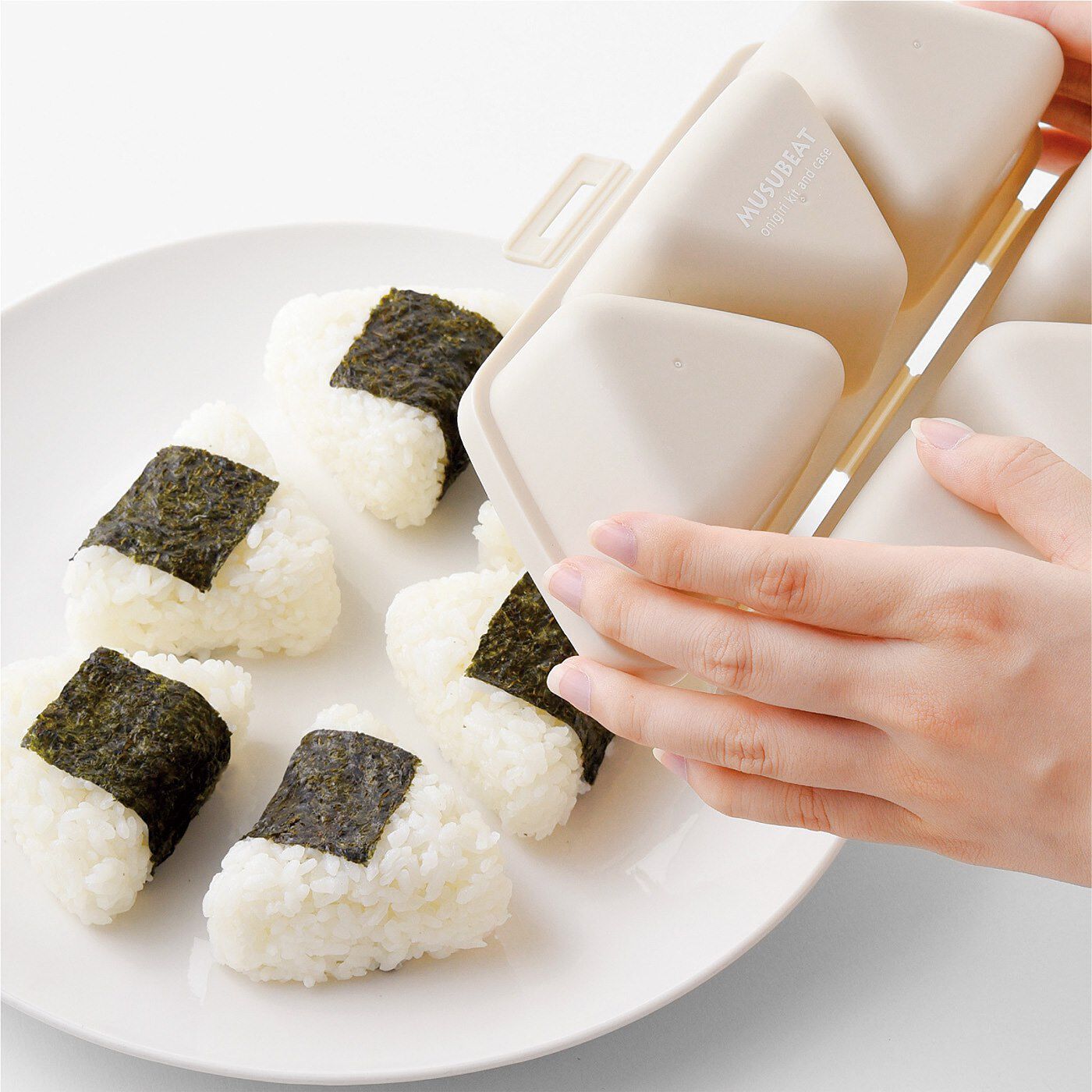 フェリシモギフトショップ|一度に６個！　押すだけ簡単 手で握らずに作れるおむすびメーカー|ご飯を詰めて押しふたでプッシュするだけ。おむすび6個ができあがり！
