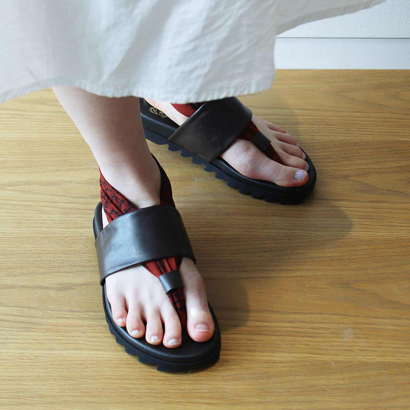 フェリシモギフトショップ|靴デザイナーの理想で作った　職人本革のトングシューズ 〈チョコレート・ボタニカル〉[本革 靴：日本製]