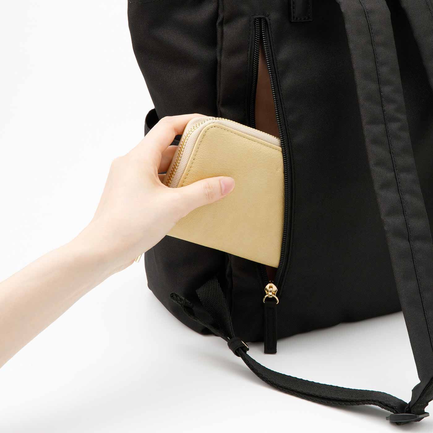 フェリシモギフトショップ|ラミプリュス　トート見えがスマート 5層でこぼこレイヤードリュック〈キルト風コンビ〉|背中側にもファスナー付きの隠しポケット