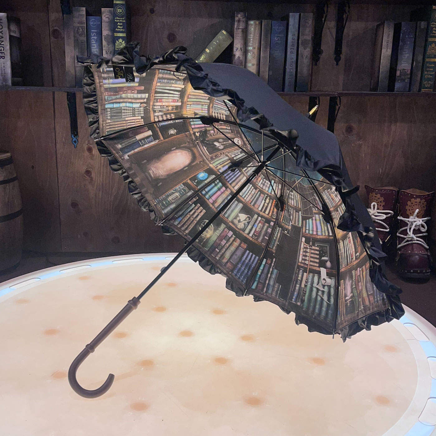 フェリシモギフトショップ|【大物配送】魔法部×Apleberute　魔法使いの秘密の書斎　晴雨兼用日傘