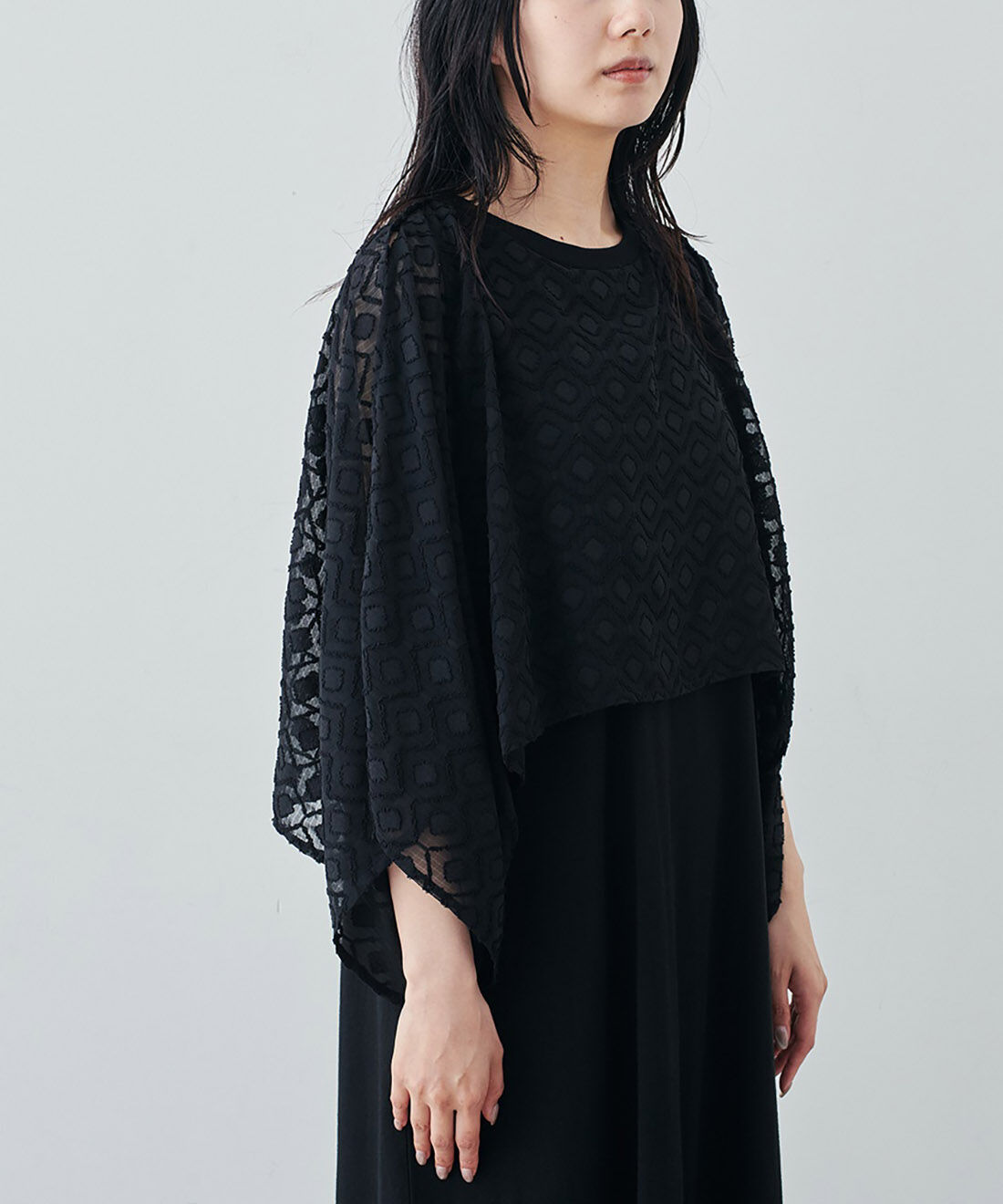 フェリシモギフトショップ|リブ イン コンフォート シンプルライフ研究家 マキさんとつくった 気兼ねなくノースリーブを楽しめる ケープドッキングワンピース〈ブラック〉|ケープ使い