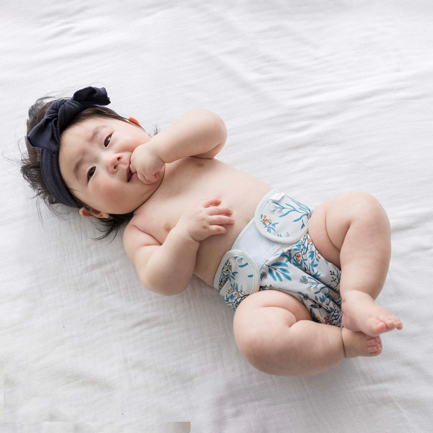 フェリシモギフトショップ|タムロアヤノ×フェリシモMama【Moredde】　布おむつ育児を楽しく！　長く使えるおむつカバー〈木の実と小鳥たち〉|ボトムスをはかなくてもかわいく、写真映えもします。スカートやワンピースの下にオーバーパンツとしてはくのもおすすめです。