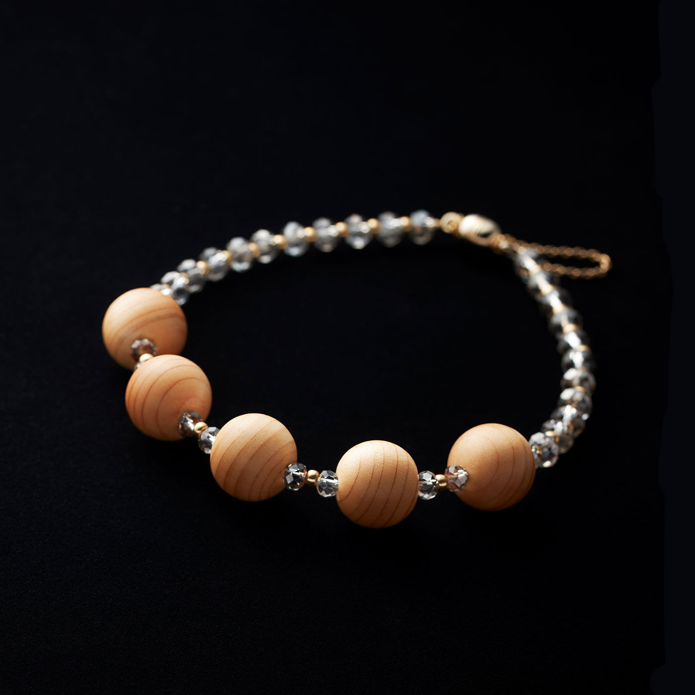 フェリシモギフトショップ|ＬＸ[フェリシモルクス]　高野山からの贈り物　霊木明星ブレスレット|檜の玉と落ち着いたクリアグレーのカットガラスとゴールドのあしらいで上品で可憐なデザインに仕上げました。