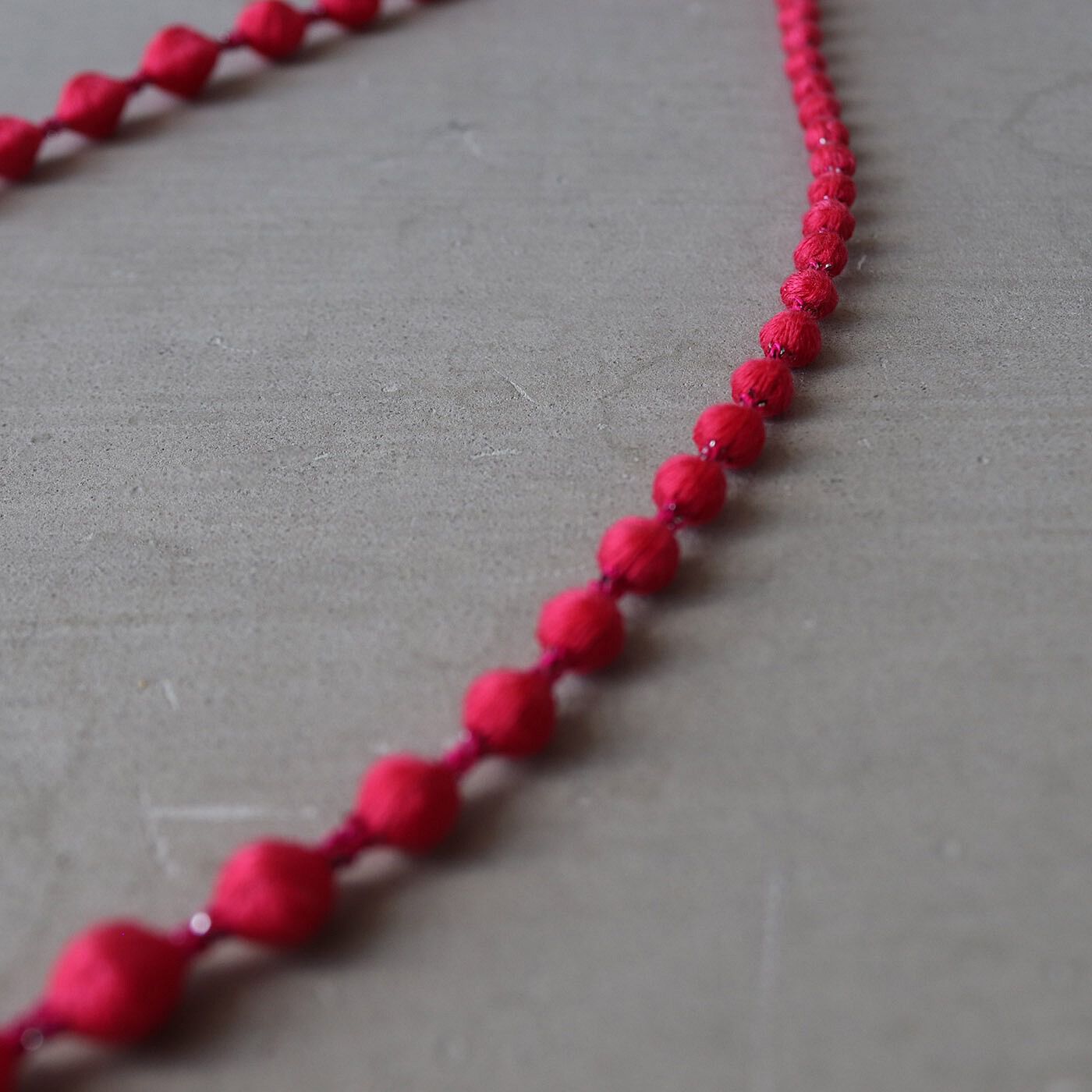 フェリシモギフトショップ|群馬の刺繍工房が作った　誕生石色の刺繍珠ネックレス〈ルビーレッド色・7月生まれ〉[日本製]